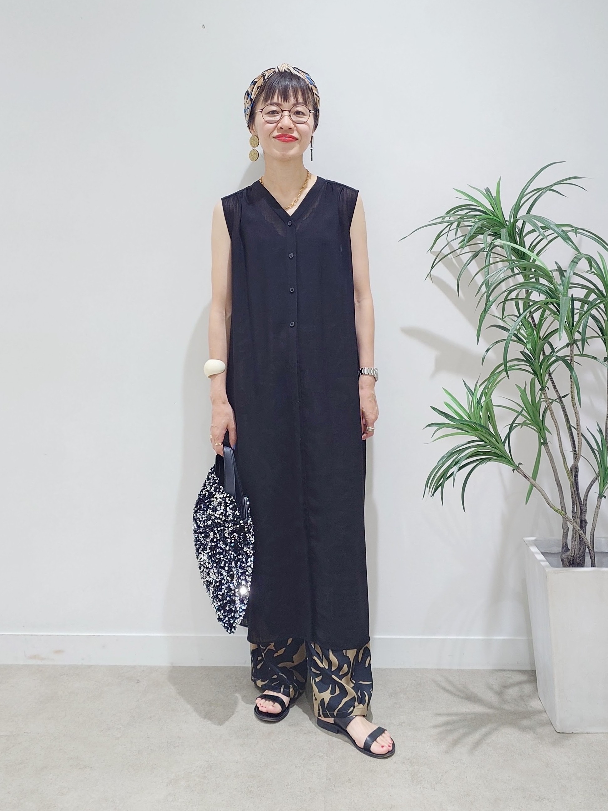 MUTSUKOさんの「UNTITLED｜【通気性/前開きボタン】シアーVネックワンピース」を使ったコーディネート