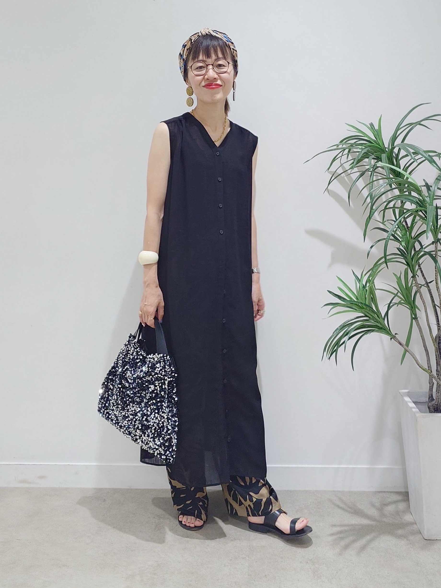 MUTSUKOさんの「UNTITLED｜【通気性/前開きボタン】シアーVネックワンピース」を使ったコーディネート