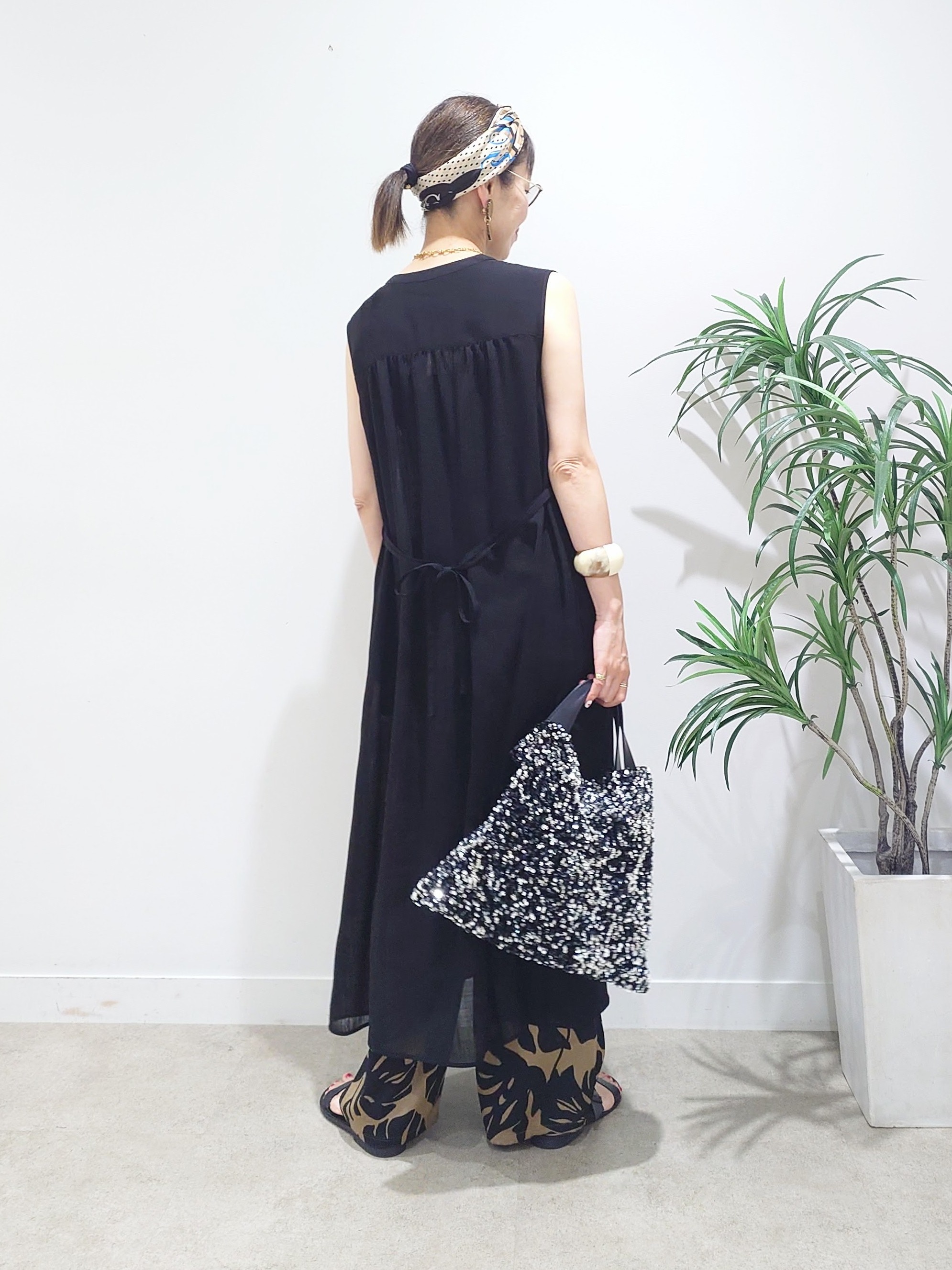 MUTSUKOさんの「UNTITLED｜【通気性/前開きボタン】シアーVネックワンピース」を使ったコーディネート