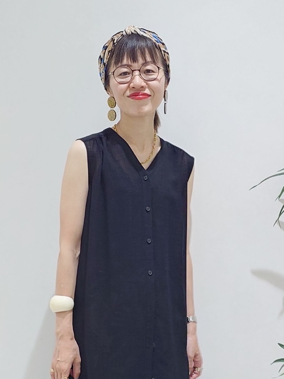 MUTSUKOさんの「UNTITLED｜【通気性/前開きボタン】シアーVネックワンピース」を使ったコーディネート