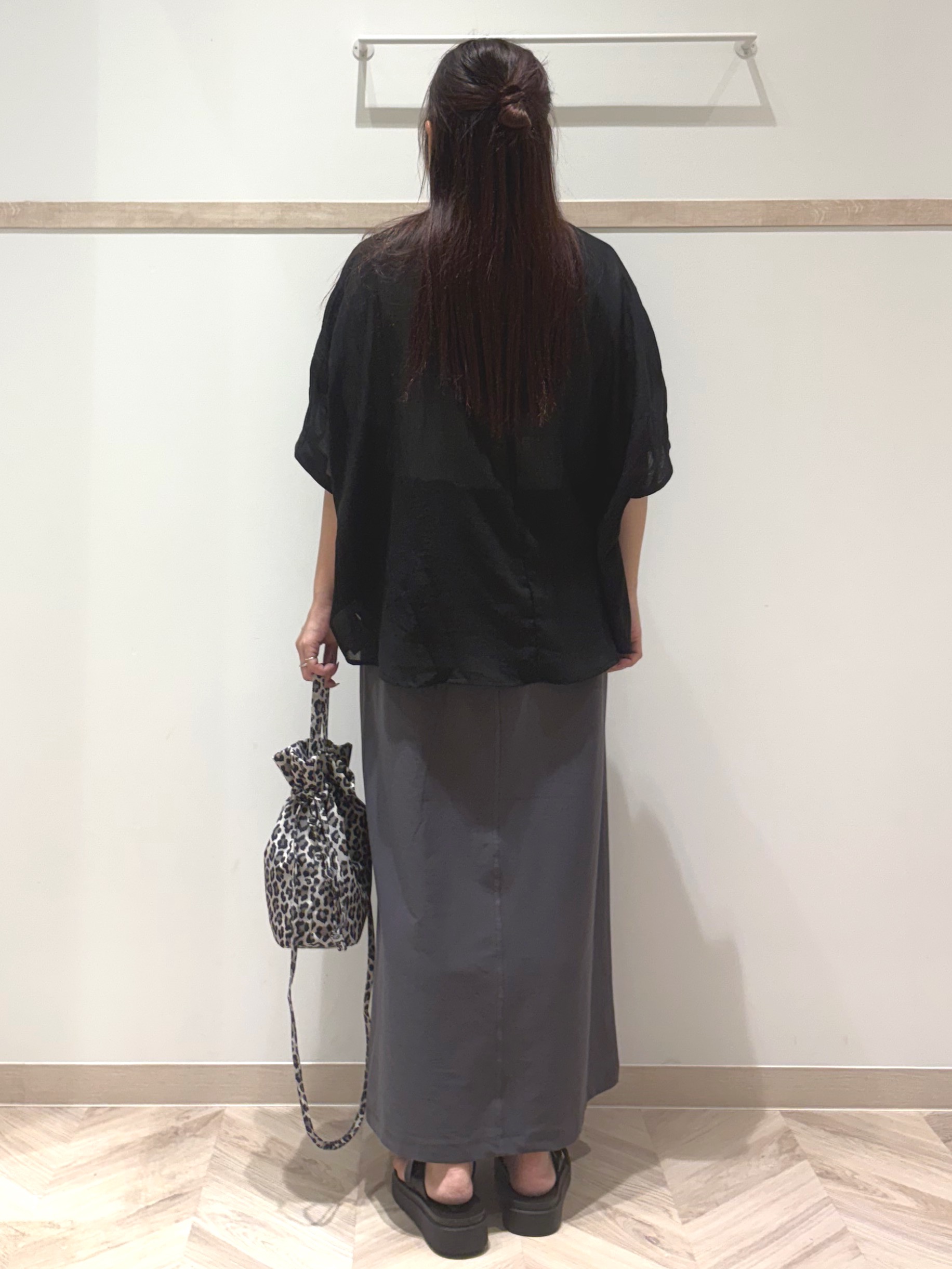 nanaさんの「SHOO･LA･RUE｜【洗濯機可/選べる6色】ナチュラルな風合いが魅力 ゆったり楊柳シアードルマンブラウス」を使ったコーディネート