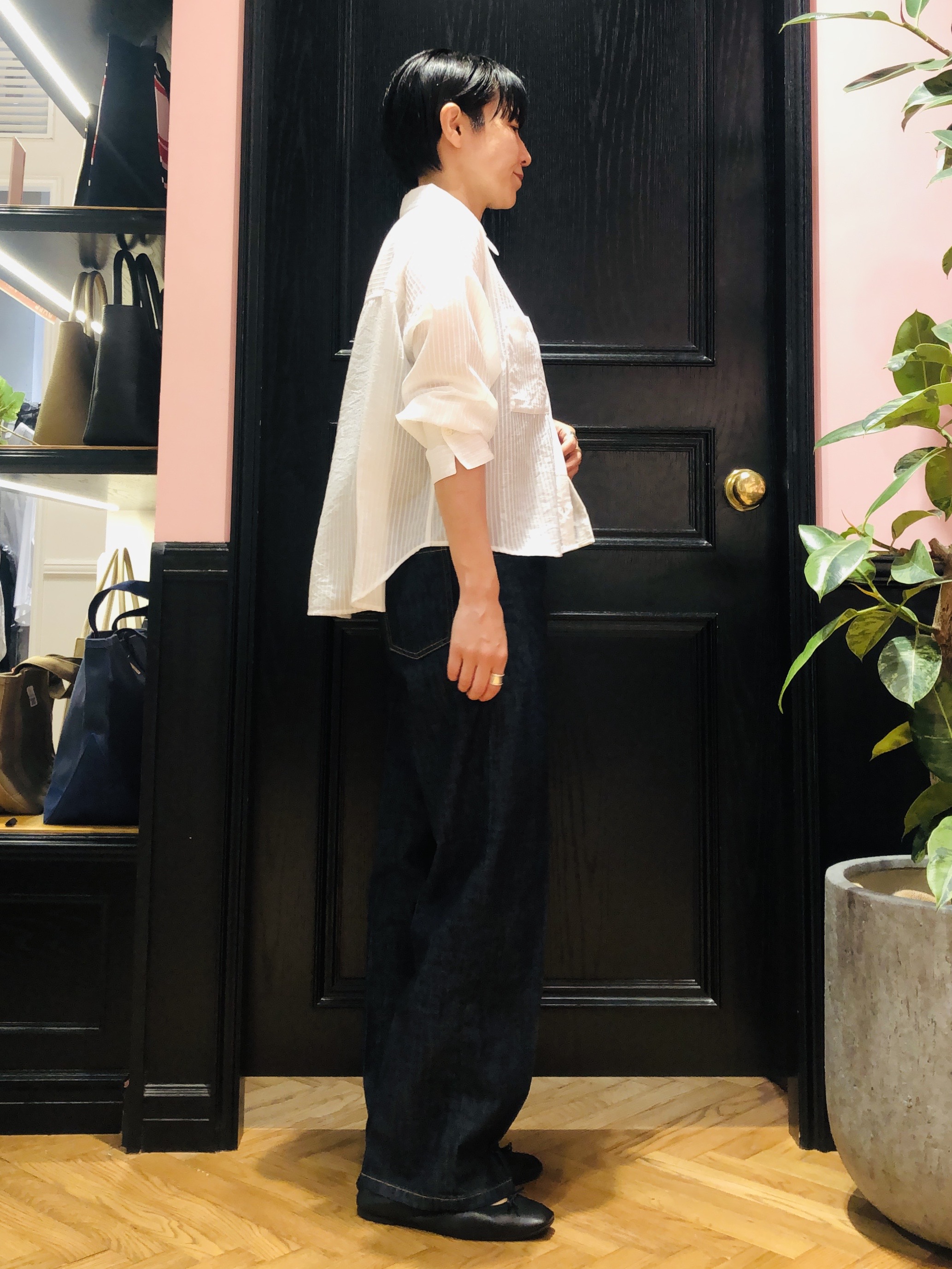OGATAさんの「DRESSTERIOR｜シアーストライプクロップドシャツ」を使ったコーディネート