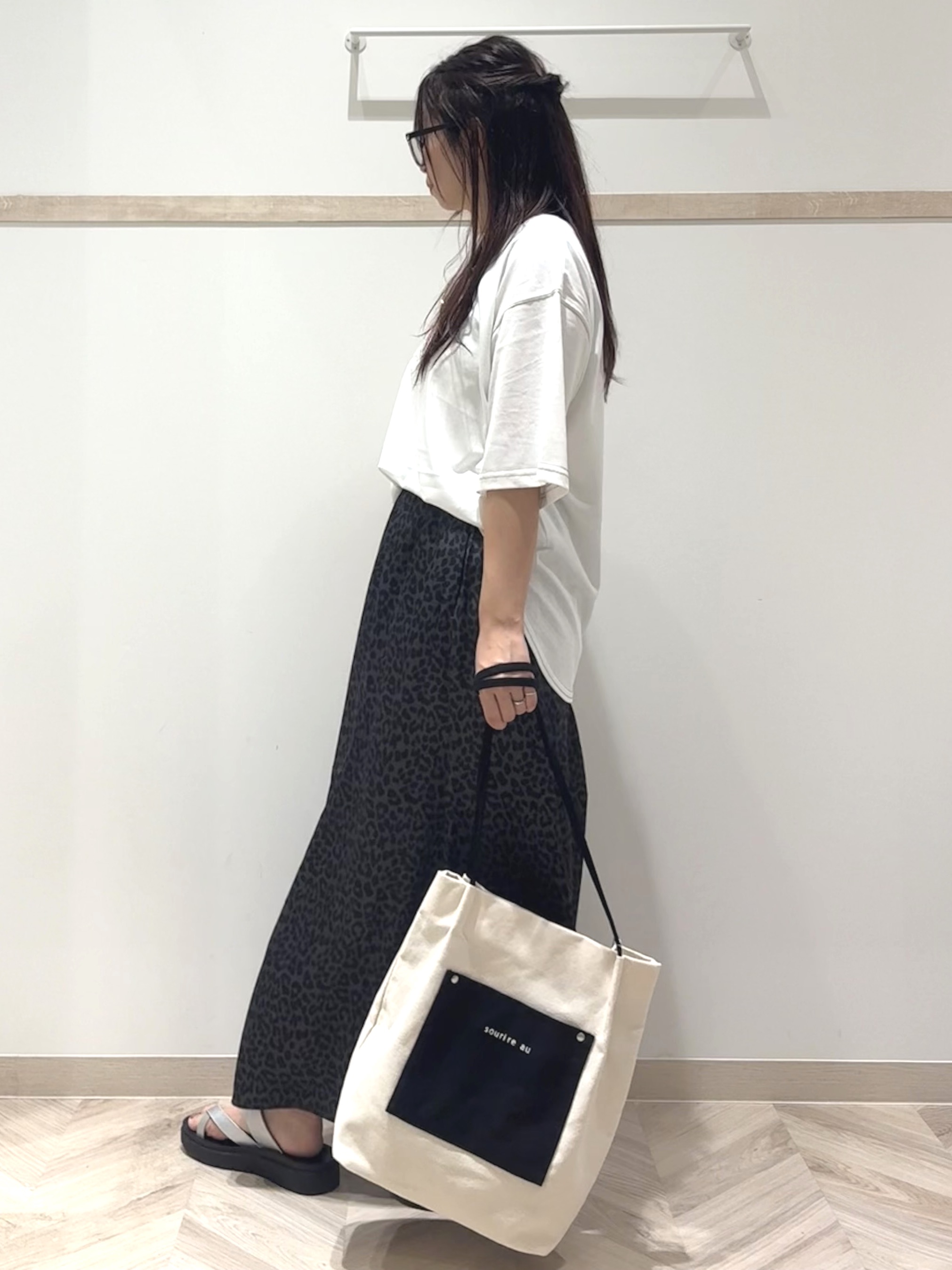 nanaさんの「SHOO･LA･RUE｜【体型カバー】インせず着られる 配色ステッチロゴTシャツ」を使ったコーディネート