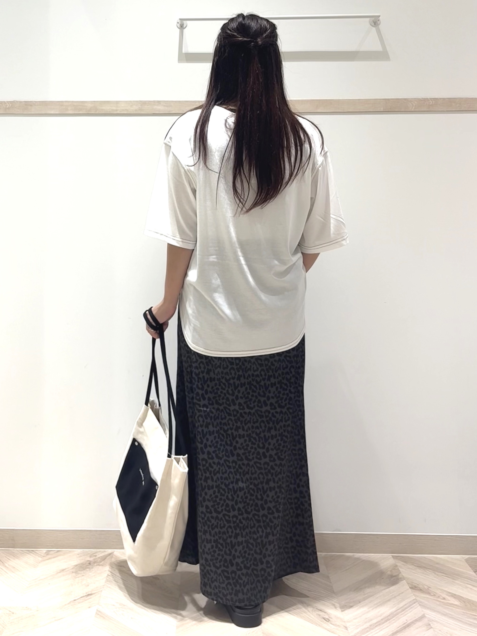 nanaさんの「SHOO･LA･RUE｜【体型カバー】インせず着られる 配色ステッチロゴTシャツ」を使ったコーディネート