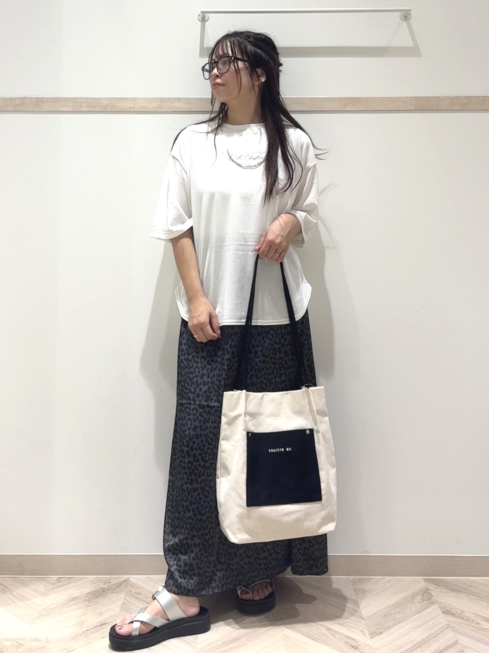 nanaさんの「SHOO･LA･RUE｜【体型カバー】インせず着られる 配色ステッチロゴTシャツ」を使ったコーディネート