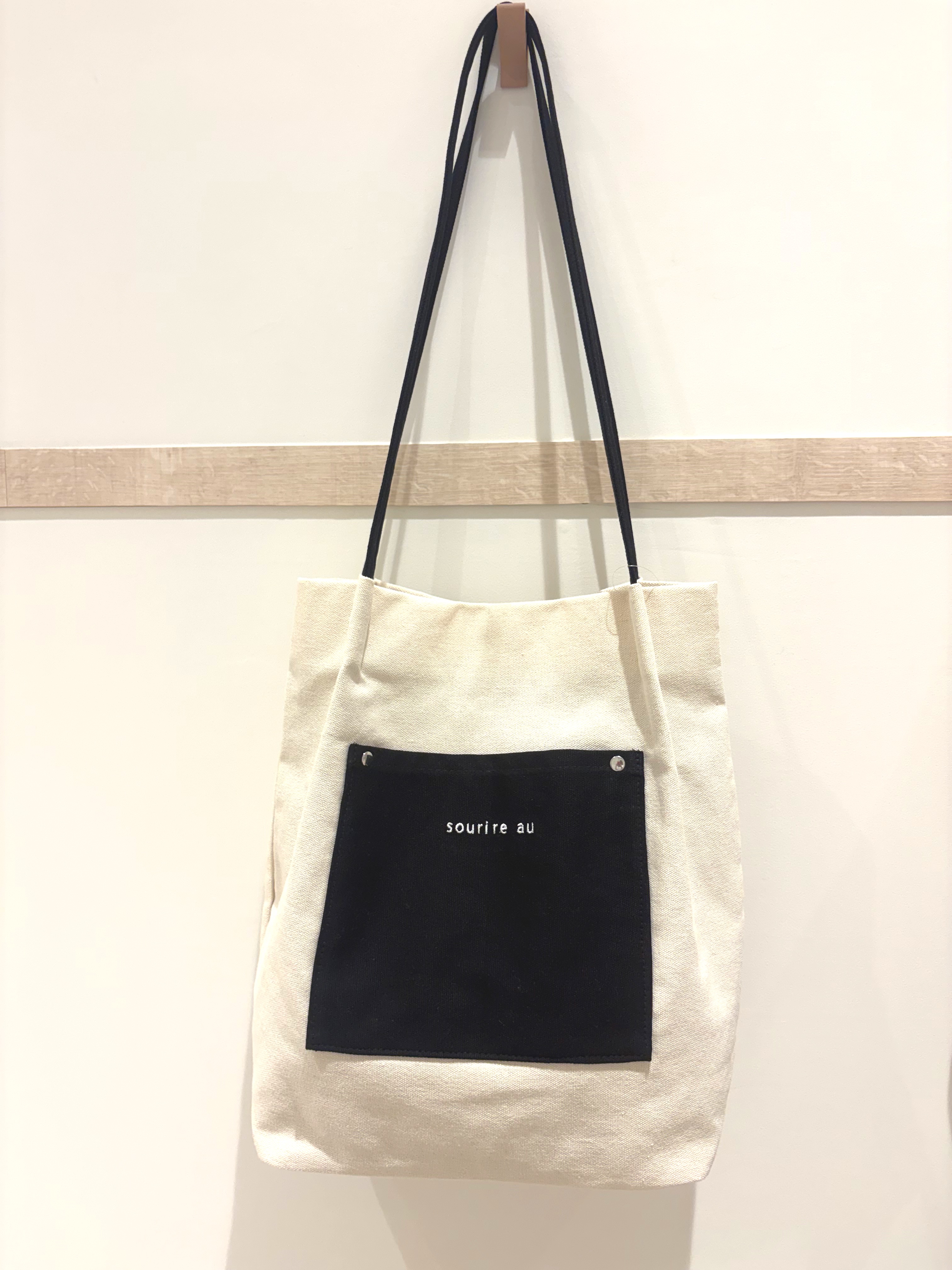 nanaさんの「SHOO･LA･RUE｜【体型カバー】インせず着られる 配色ステッチロゴTシャツ」を使ったコーディネート
