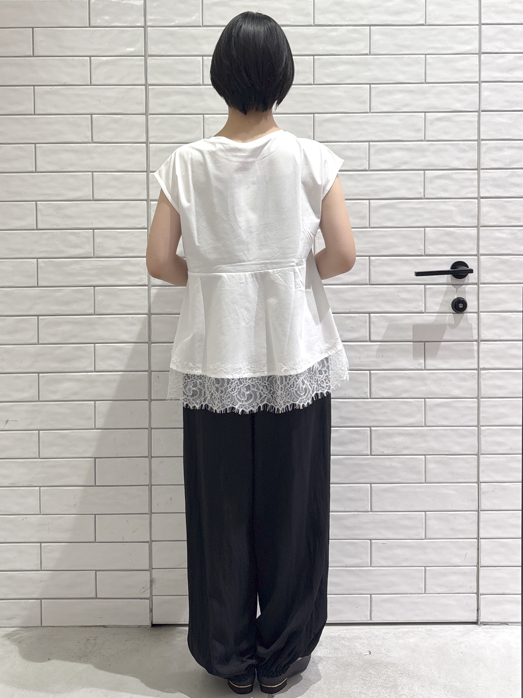 ayumiさんの「OPAQUE.CLIP｜裾レースペプラムカットソー【洗濯機OK】」を使ったコーディネート