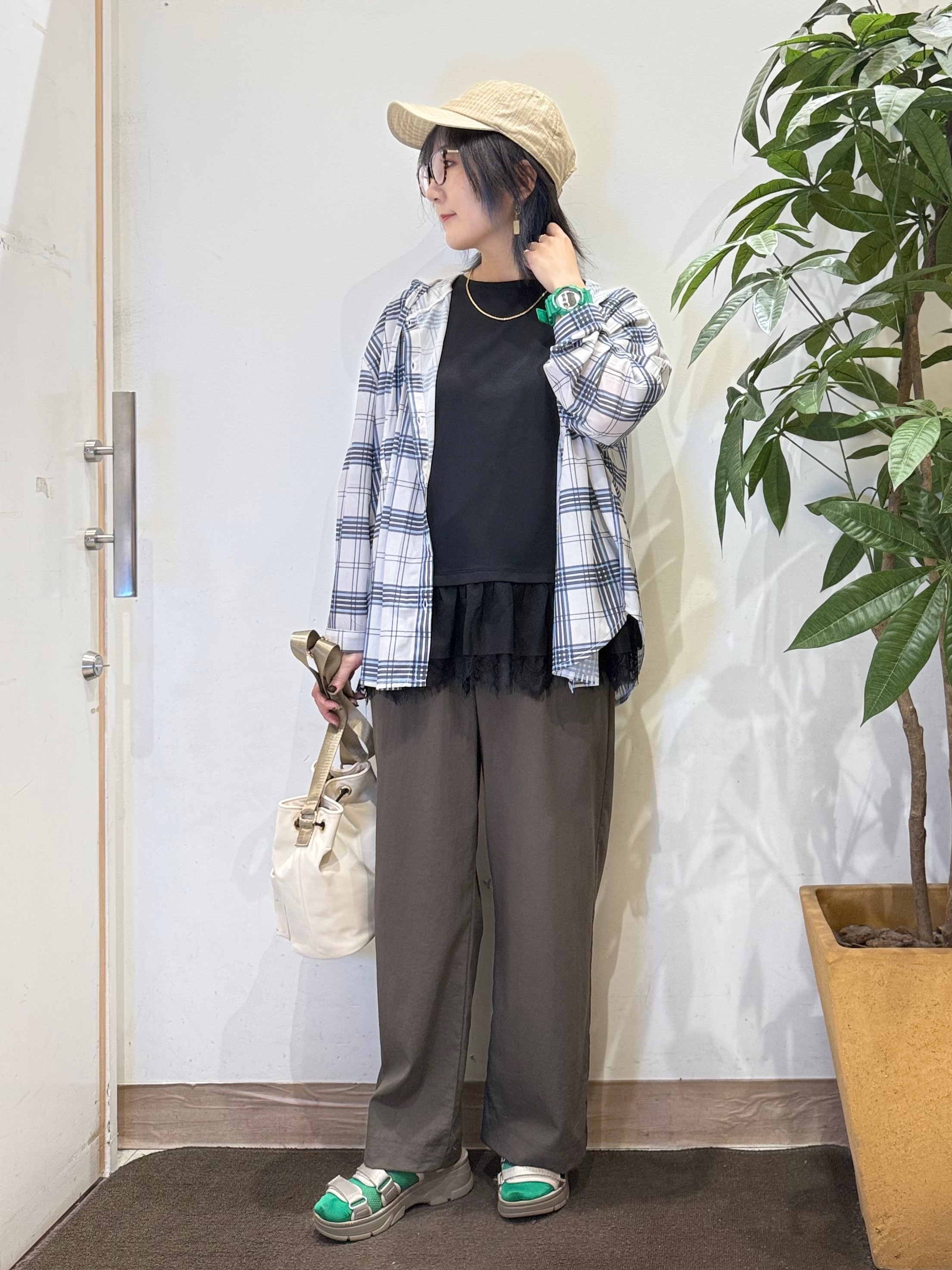 misakiさんの「SHOO･LA･RUE｜【洗濯機可/体型カバー】程よい透け感の ゆるシルエットシア―シャツ」を使ったコーディネート
