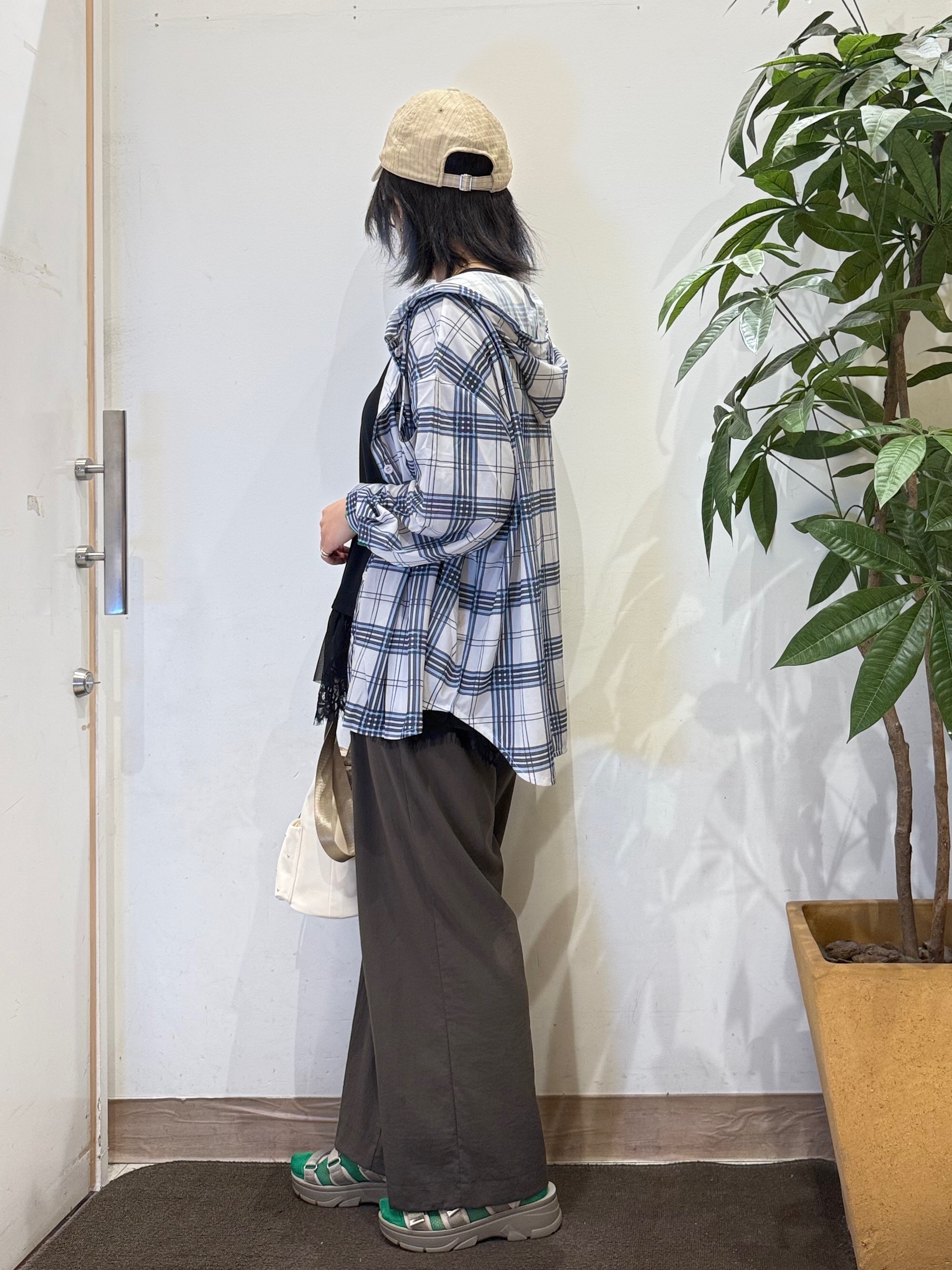 misakiさんの「SHOO･LA･RUE｜【洗濯機可/体型カバー】程よい透け感の ゆるシルエットシア―シャツ」を使ったコーディネート