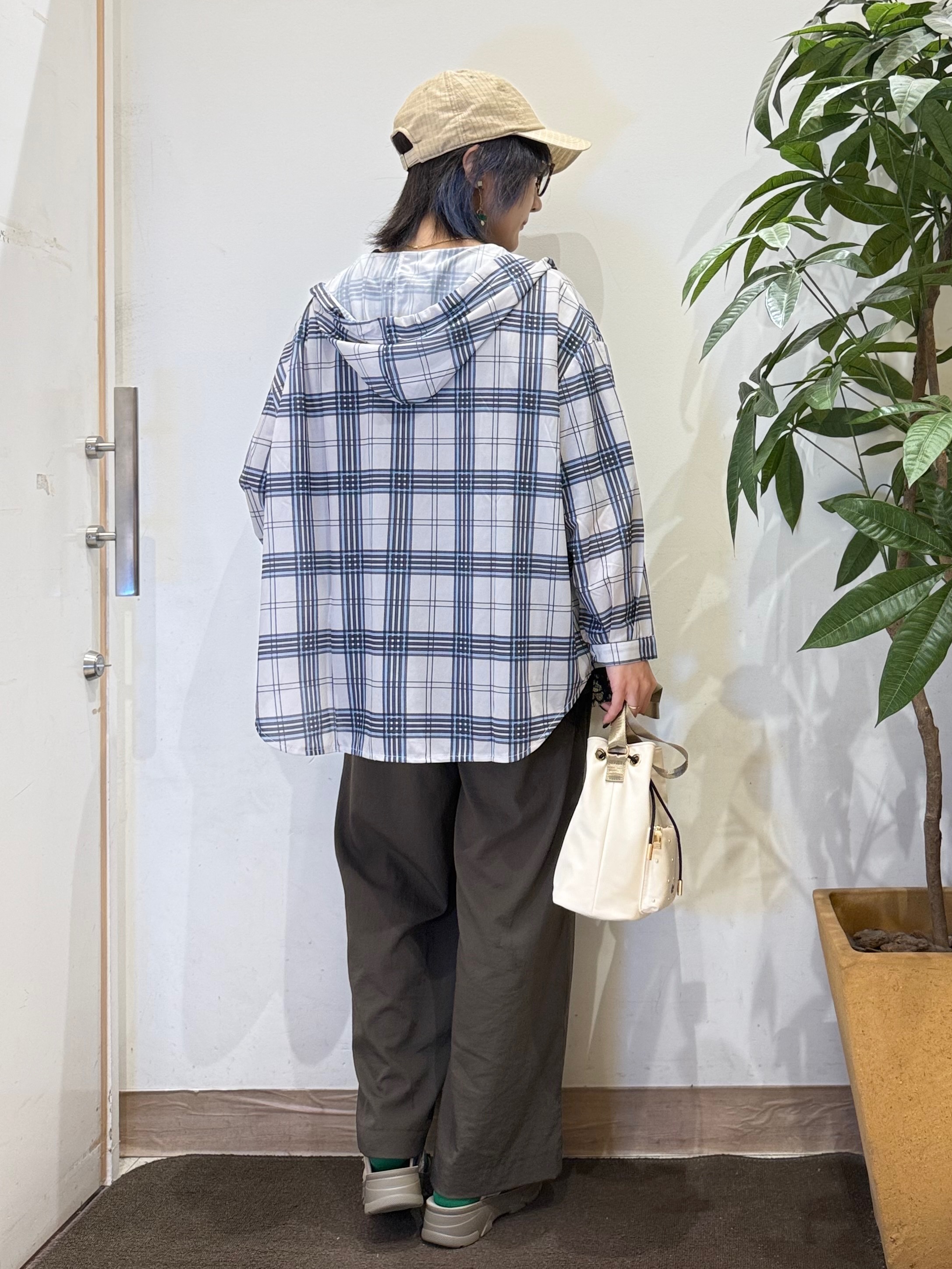 misakiさんの「SHOO･LA･RUE｜【洗濯機可/体型カバー】程よい透け感の ゆるシルエットシア―シャツ」を使ったコーディネート
