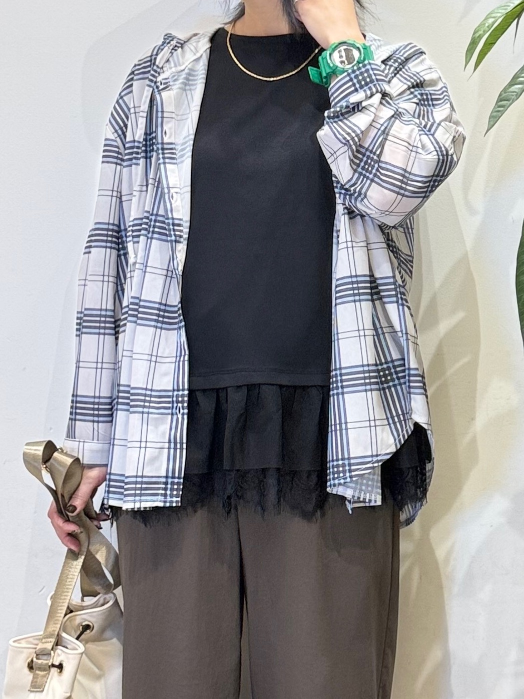 misakiさんの「SHOO･LA･RUE｜【洗濯機可/体型カバー】程よい透け感の ゆるシルエットシア―シャツ」を使ったコーディネート