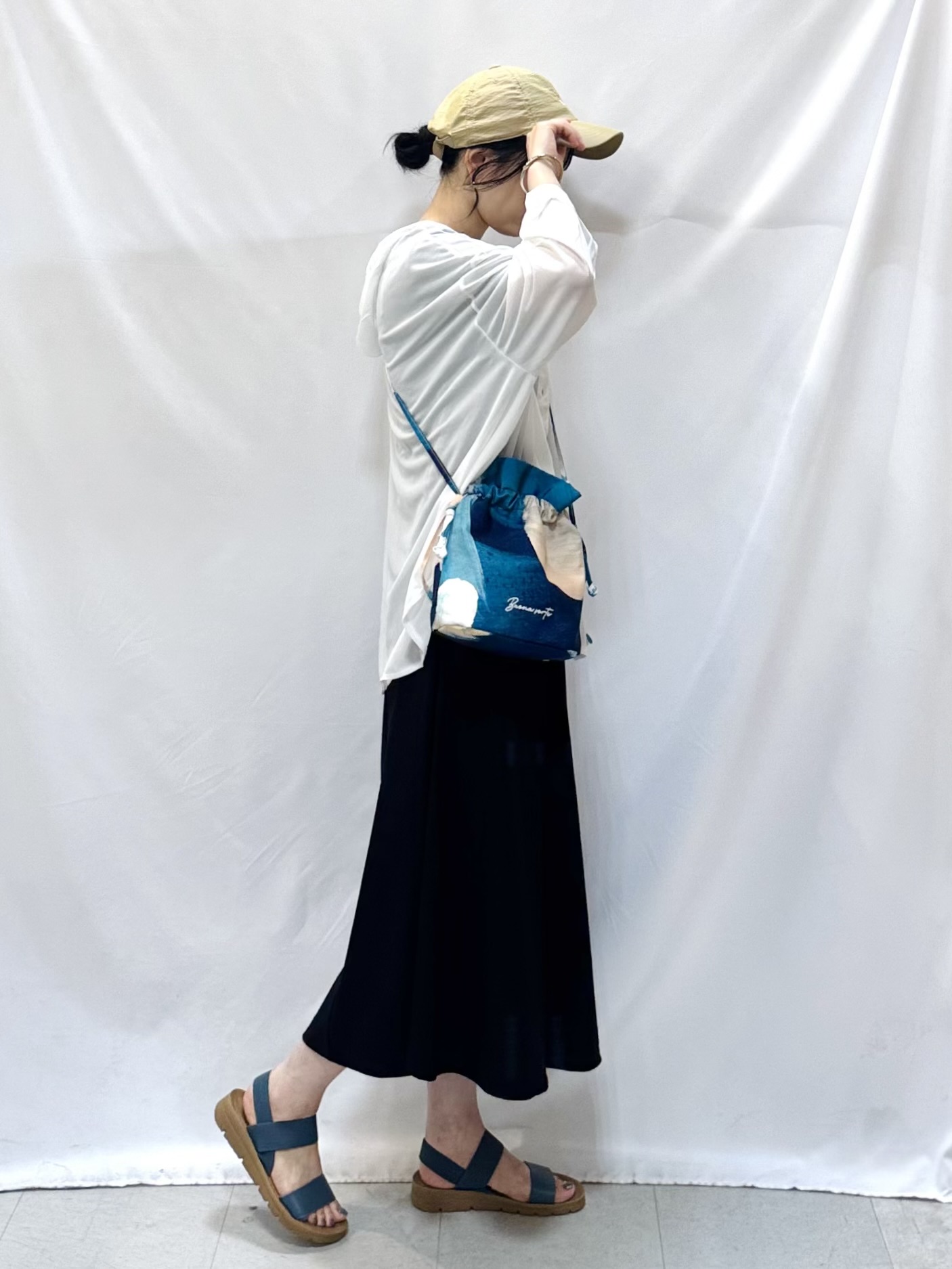 𝐇𝐢𝐫𝐨𝐦𝐢さんの「SHOO･LA･RUE｜【洗濯機可/体型カバー】程よい透け感の ゆるシルエットシア―シャツ」を使ったコーディネート