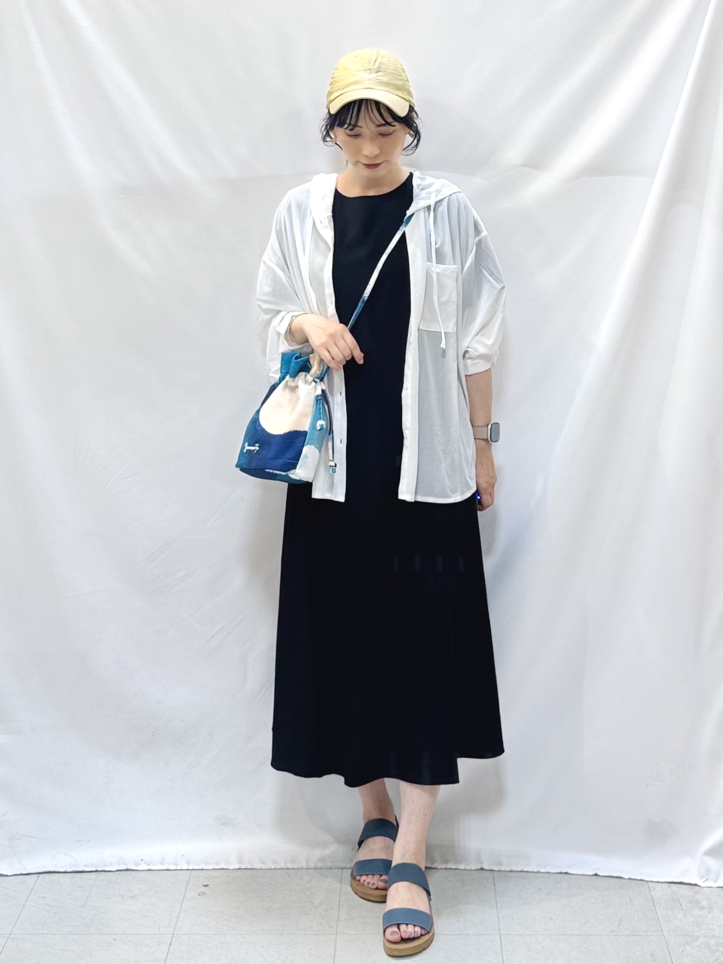 𝐇𝐢𝐫𝐨𝐦𝐢さんの「SHOO･LA･RUE｜【洗濯機可/体型カバー】程よい透け感の ゆるシルエットシア―シャツ」を使ったコーディネート