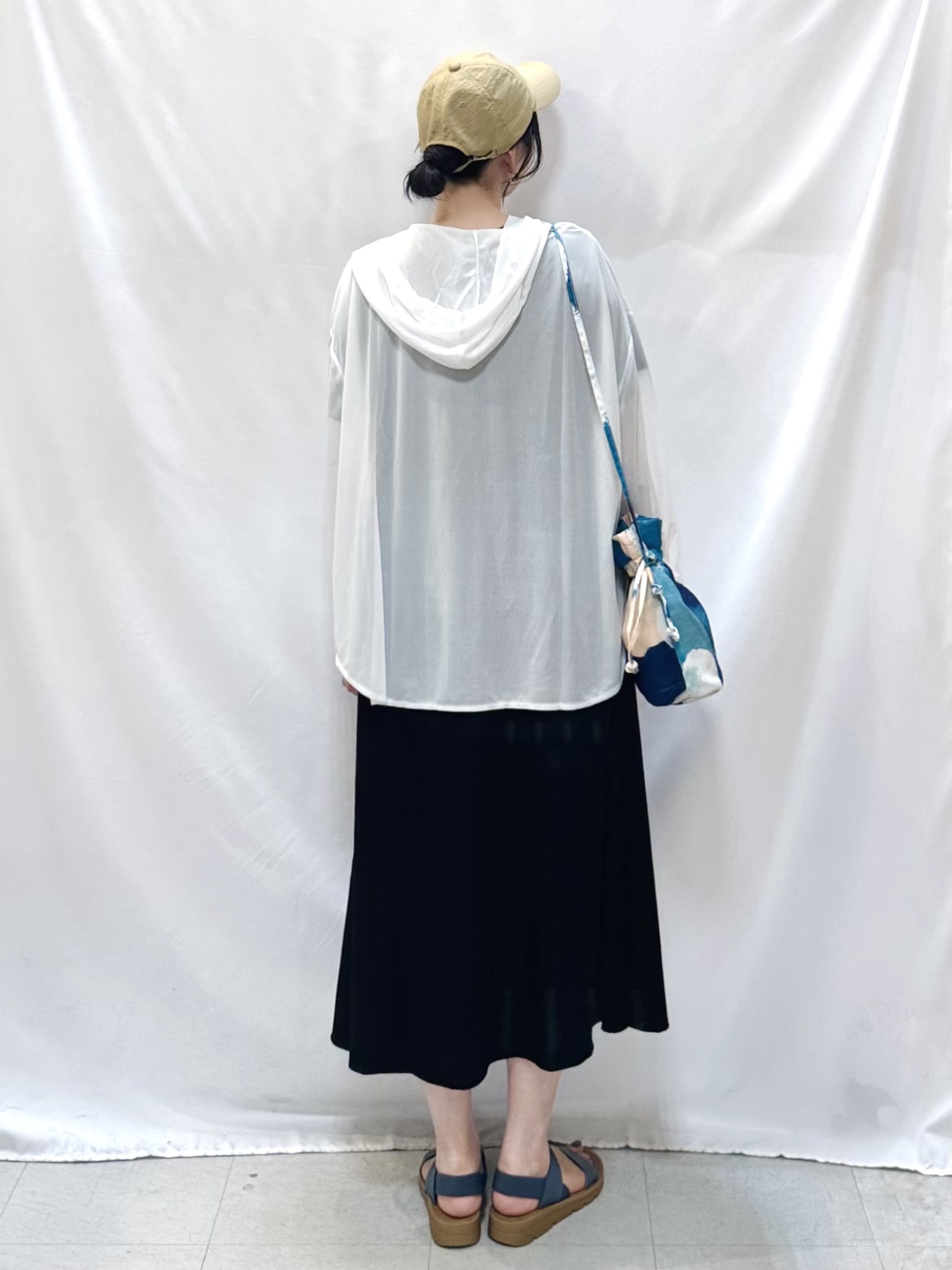 𝐇𝐢𝐫𝐨𝐦𝐢さんの「SHOO･LA･RUE｜【洗濯機可/体型カバー】程よい透け感の ゆるシルエットシア―シャツ」を使ったコーディネート