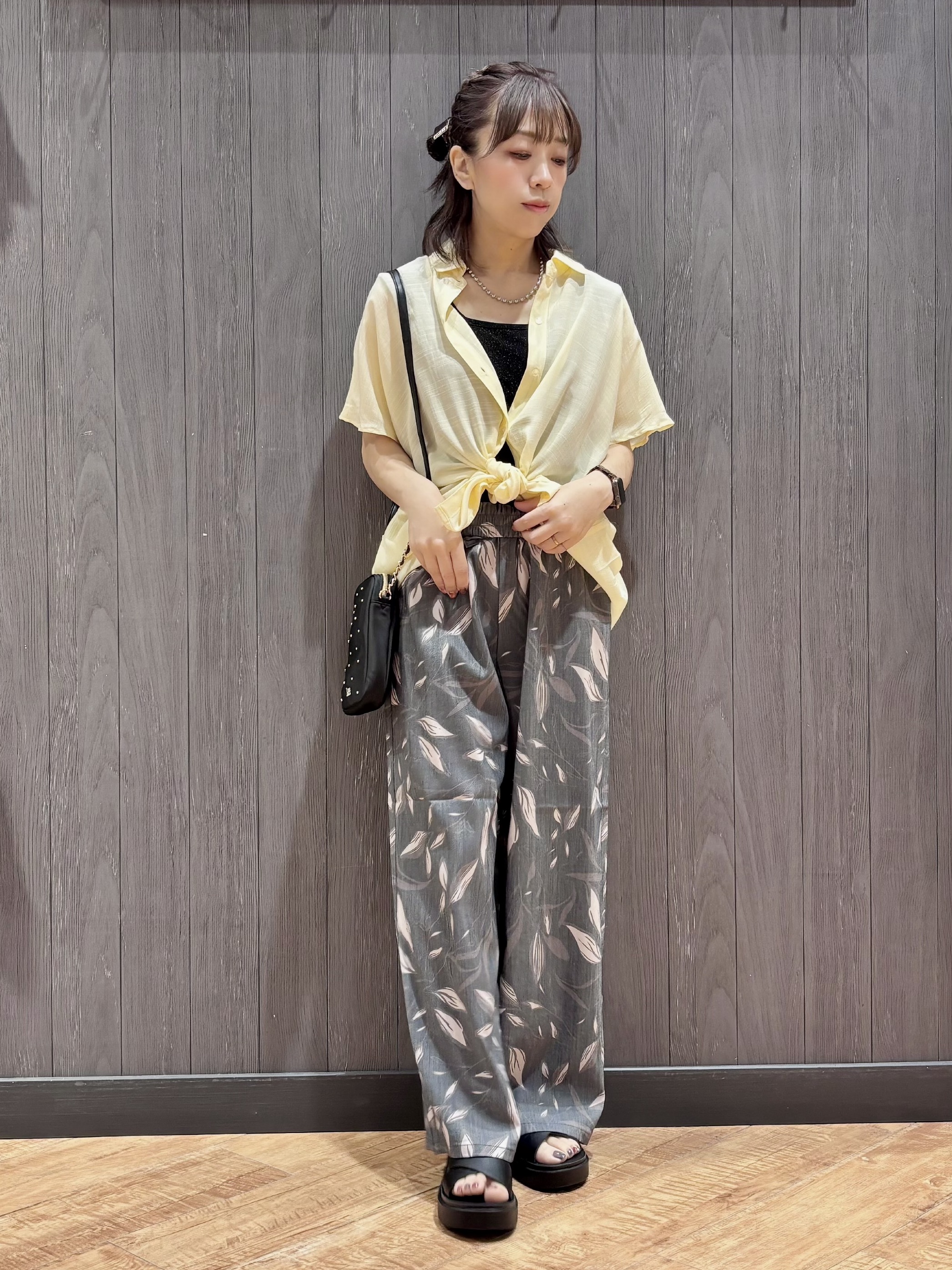 meiさんの「SHOO･LA･RUE｜【ひんやり/UV】ほんのりシアーで上品な バックギャザーブラウス」を使ったコーディネート