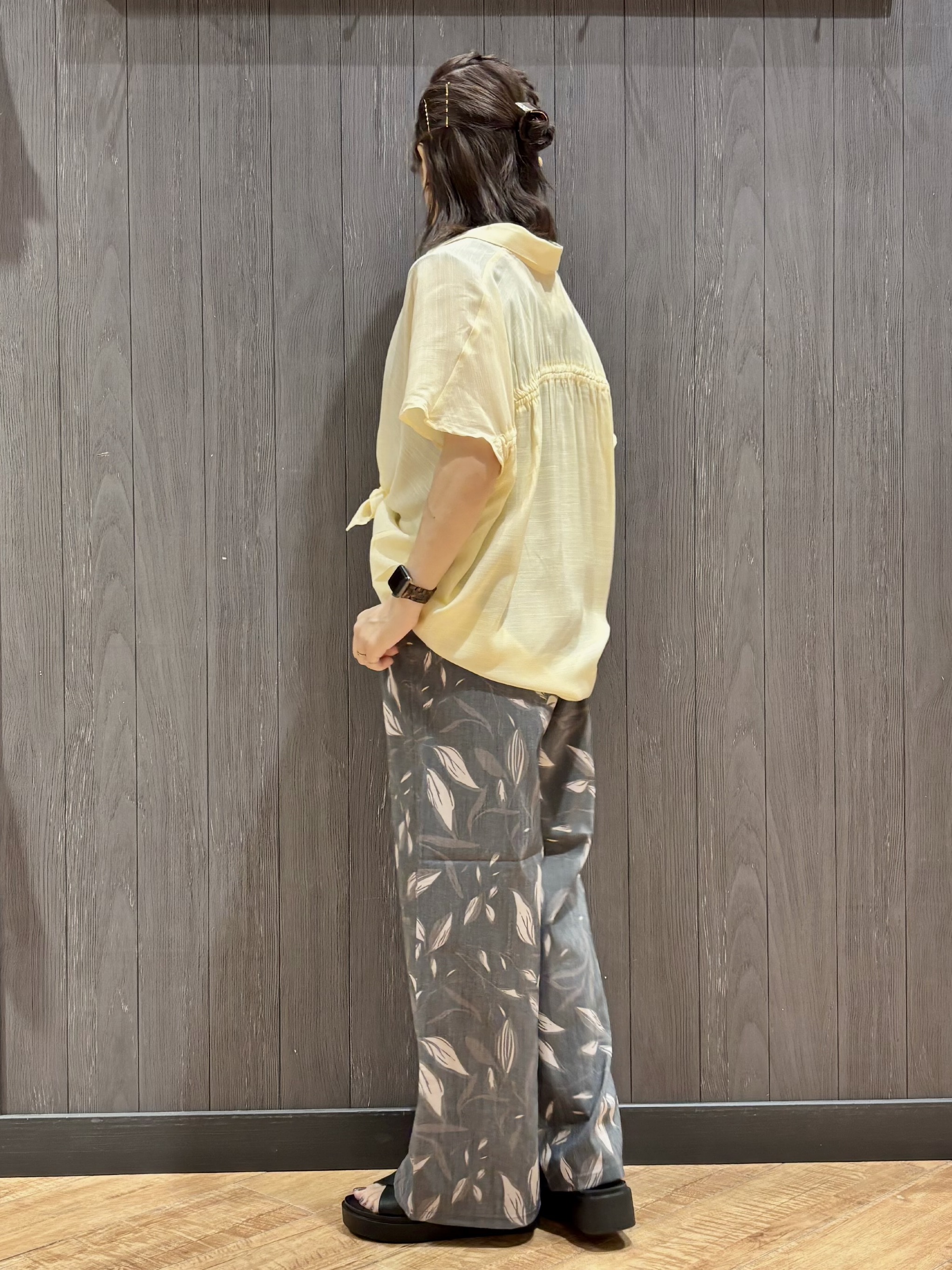 meiさんの「SHOO･LA･RUE｜【ひんやり/UV】ほんのりシアーで上品な バックギャザーブラウス」を使ったコーディネート