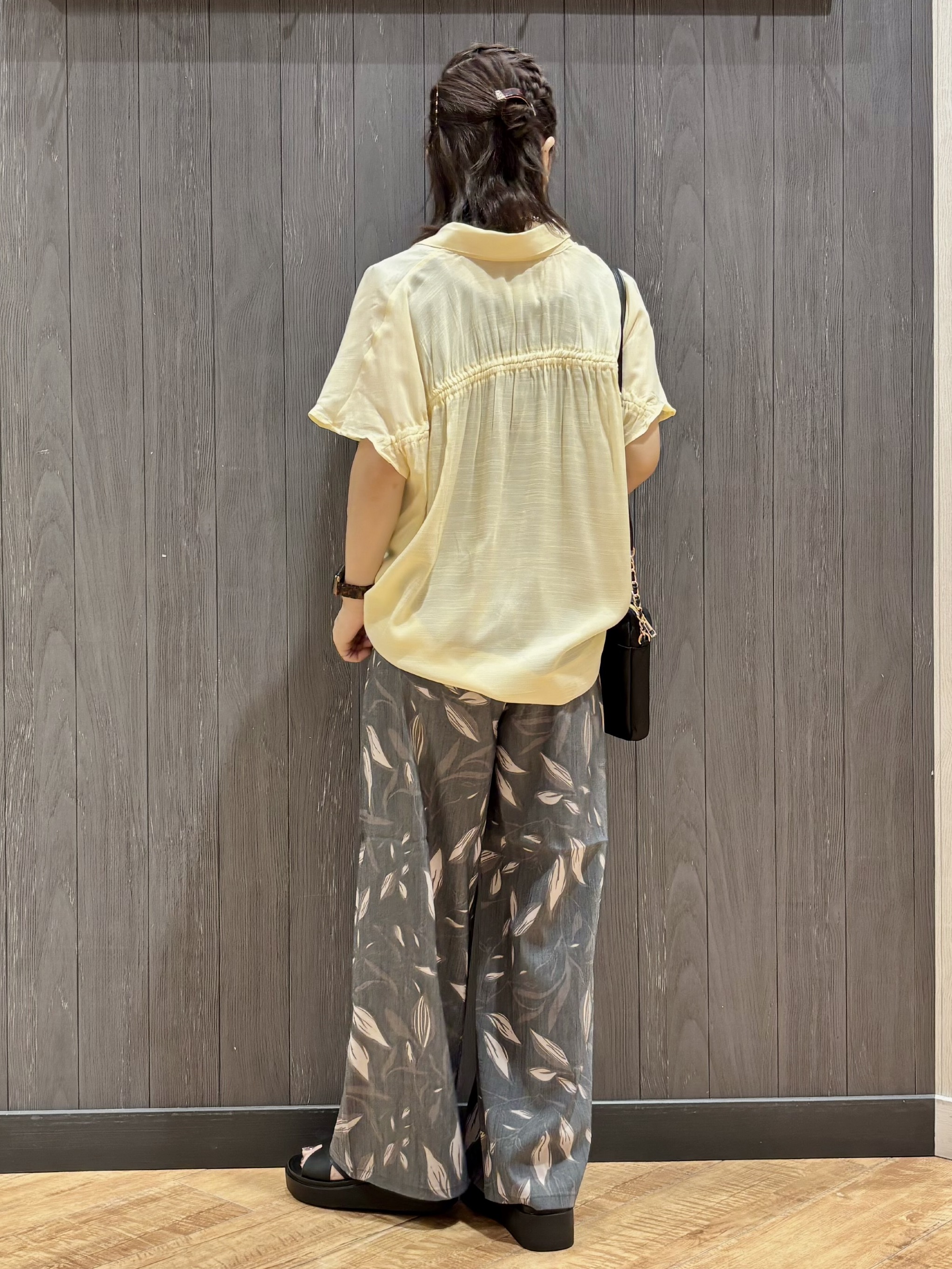 meiさんの「SHOO･LA･RUE｜【ひんやり/UV】ほんのりシアーで上品な バックギャザーブラウス」を使ったコーディネート