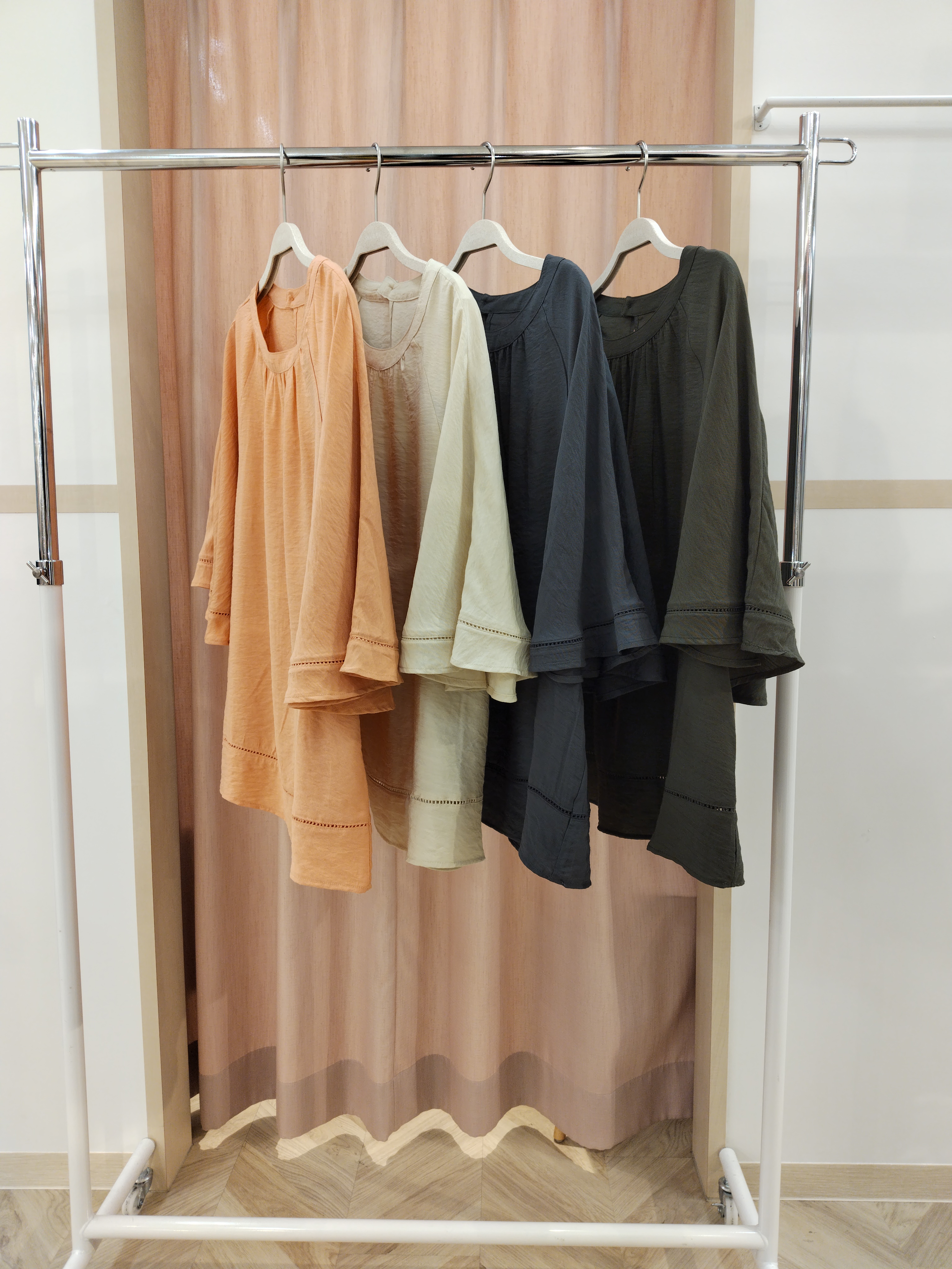 MASATOさんの「SHOO･LA･RUE｜【ひんやり/S-LL/体型カバー】はしごレースが魅力な スラブポンチョ風ブラウス」を使ったコーディネート