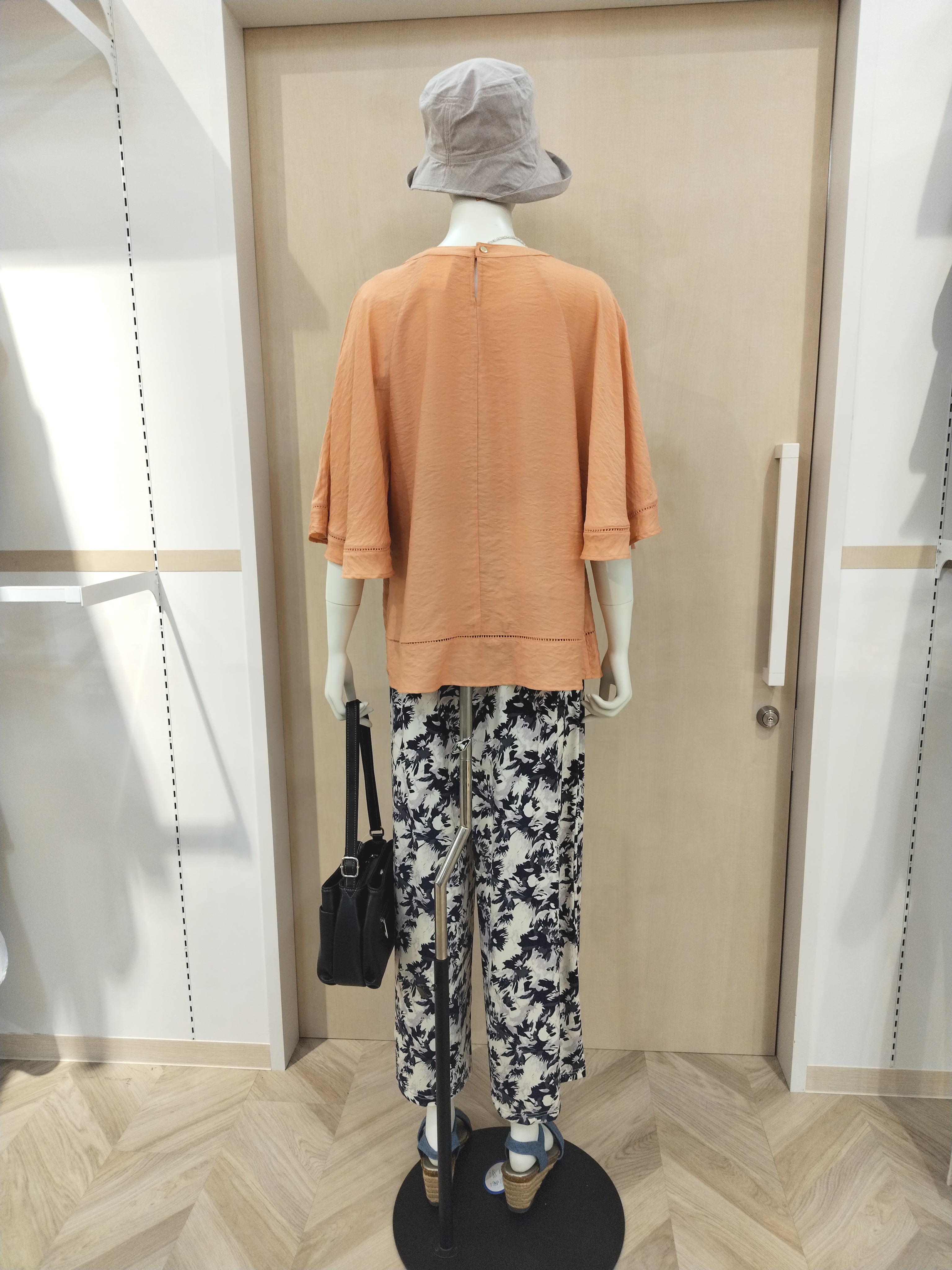 MASATOさんの「SHOO･LA･RUE｜【ひんやり/S-LL/体型カバー】はしごレースが魅力な スラブポンチョ風ブラウス」を使ったコーディネート