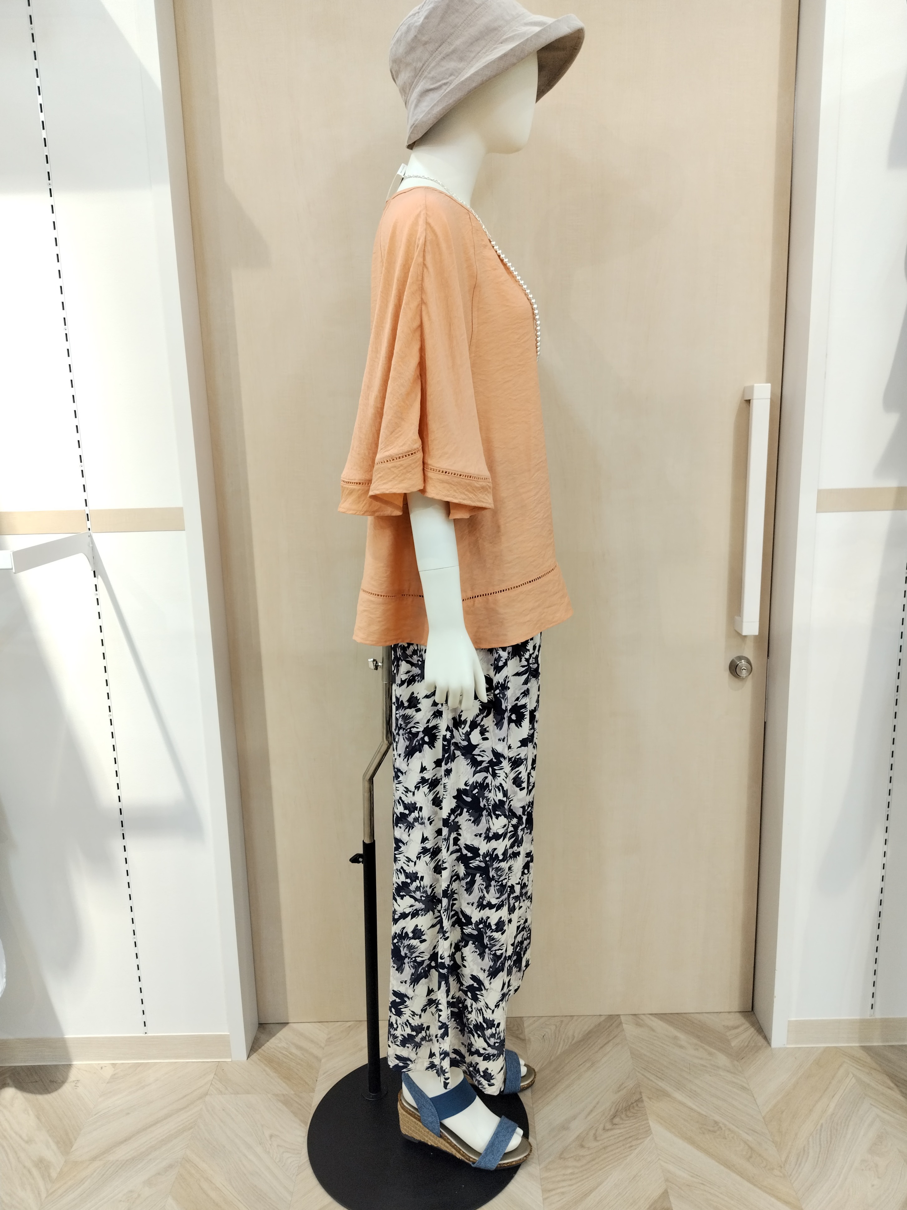 MASATOさんの「SHOO･LA･RUE｜【ひんやり/S-LL/体型カバー】はしごレースが魅力な スラブポンチョ風ブラウス」を使ったコーディネート