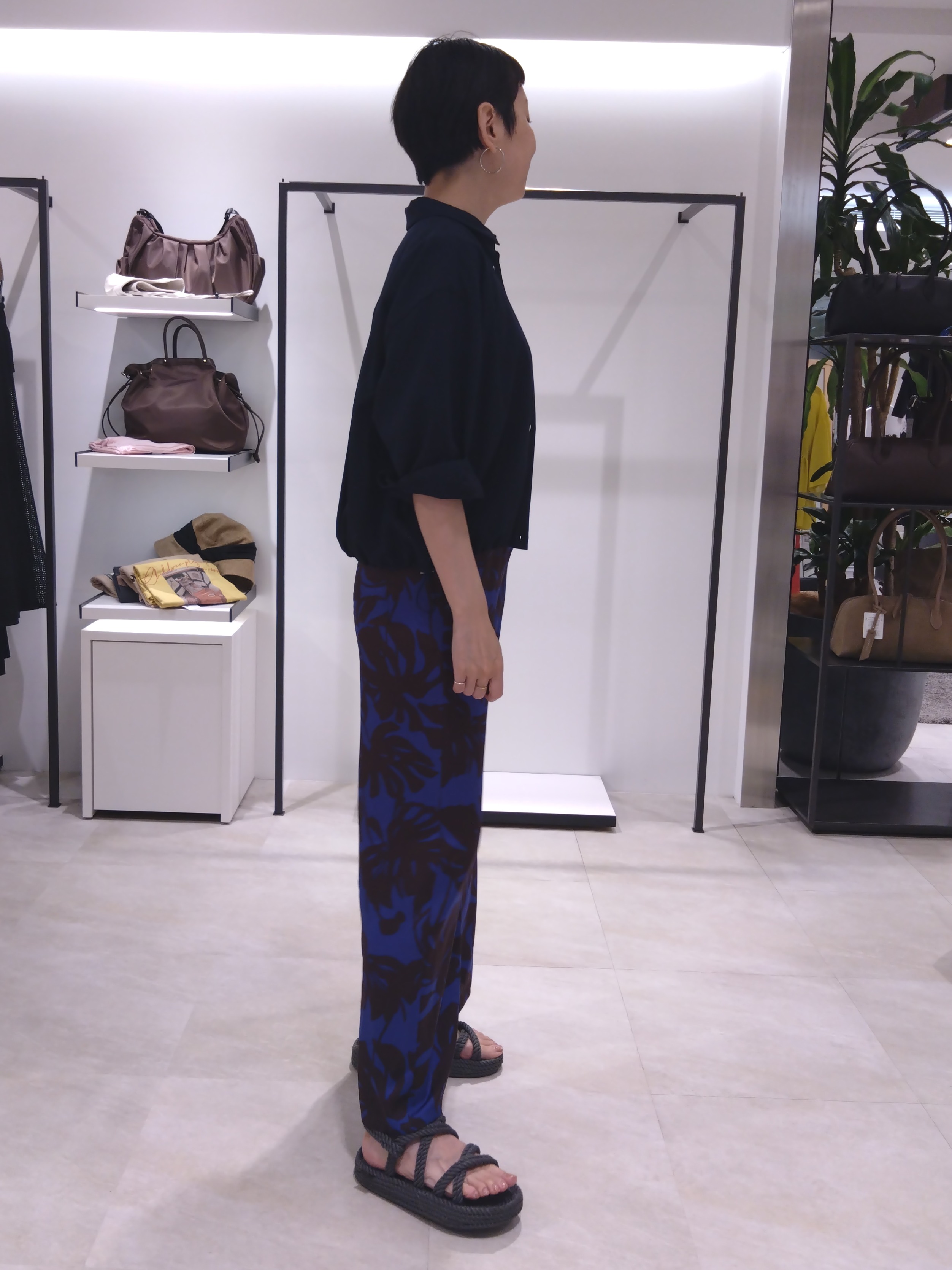 まちこさんの「UNTITLED｜【セットアップ可/UVカット/接触冷感】エアリークールドロストシャツ」を使ったコーディネート