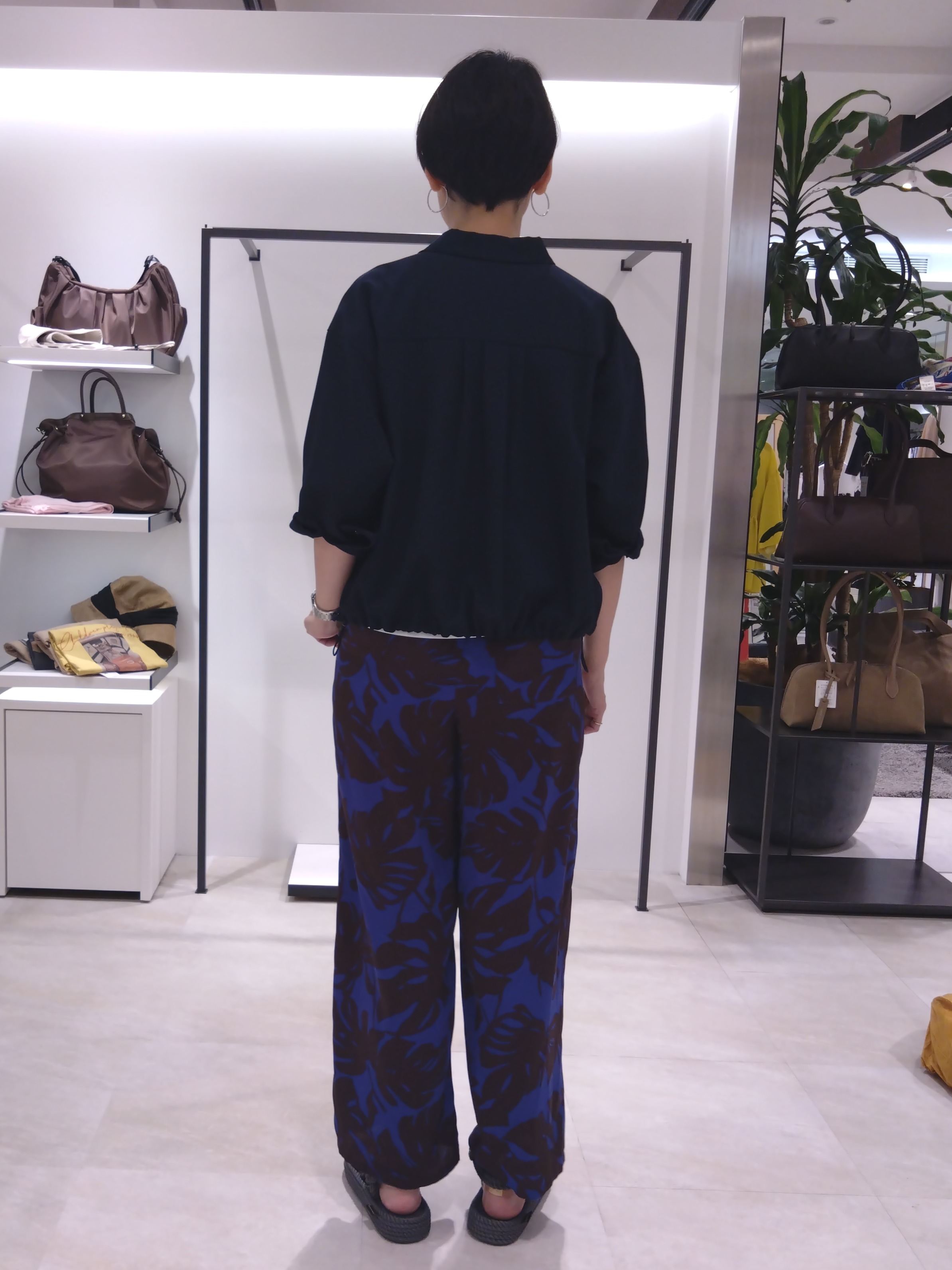 まちこさんの「UNTITLED｜【セットアップ可/UVカット/接触冷感】エアリークールドロストシャツ」を使ったコーディネート