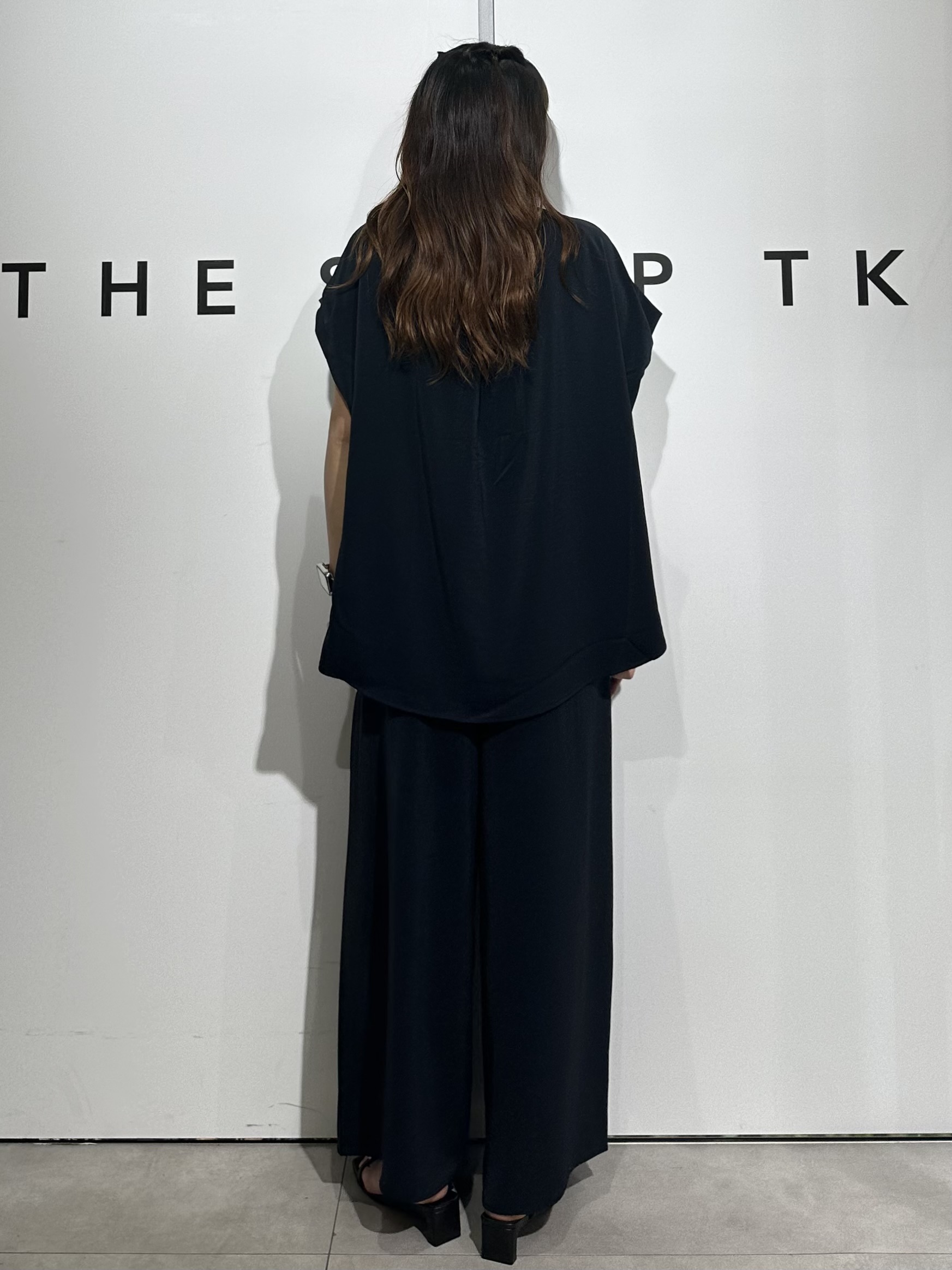 cottonさんの「THE SHOP TK｜【ひんやり/遮熱/セットアップ可】やみつきになる とろみバンドカラーブラウス」を使ったコーディネート