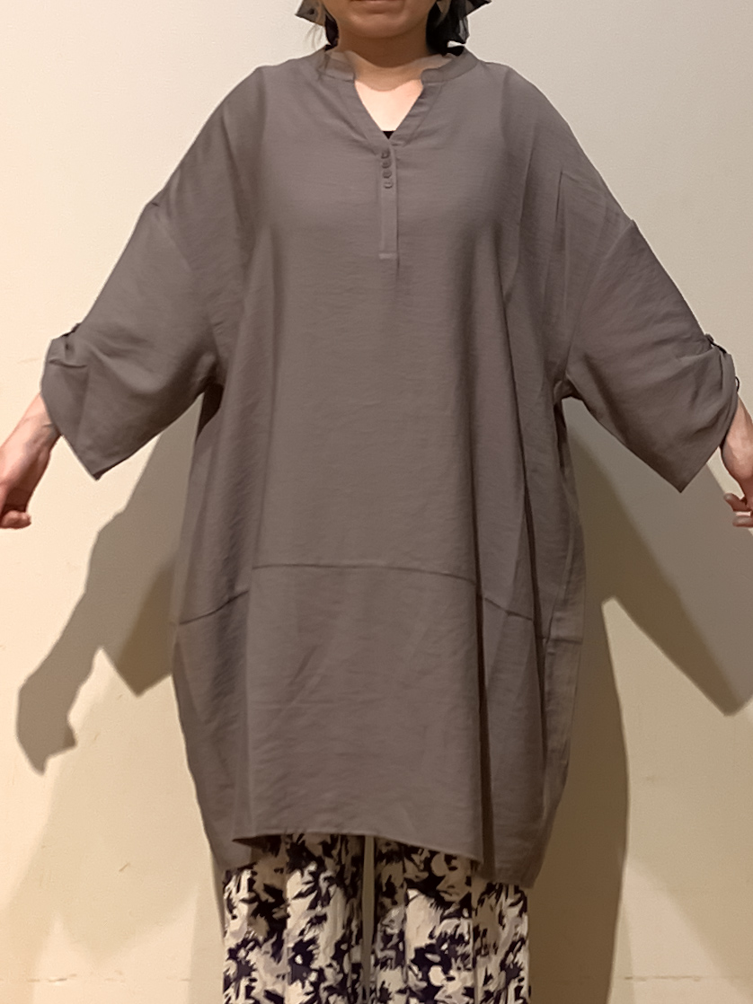 MEGさんの「SHOO･LA･RUE｜【ひんやり/S-LL/洗濯後しわになりにくい】体型カバーにも ゆるっとリラックスチュニック」を使ったコーディネート