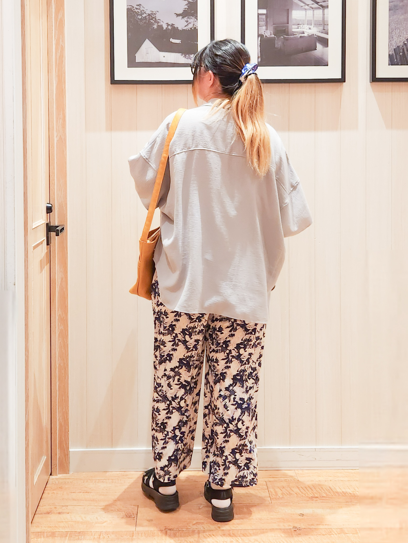 れーやんさんの「SHOO･LA･RUE｜【高レビュー/洗濯後しわになりにくい/体型カバー】きちんとゆるっと 大人の抜け感 ポンチョ風カラーシ」を使ったコーディネート