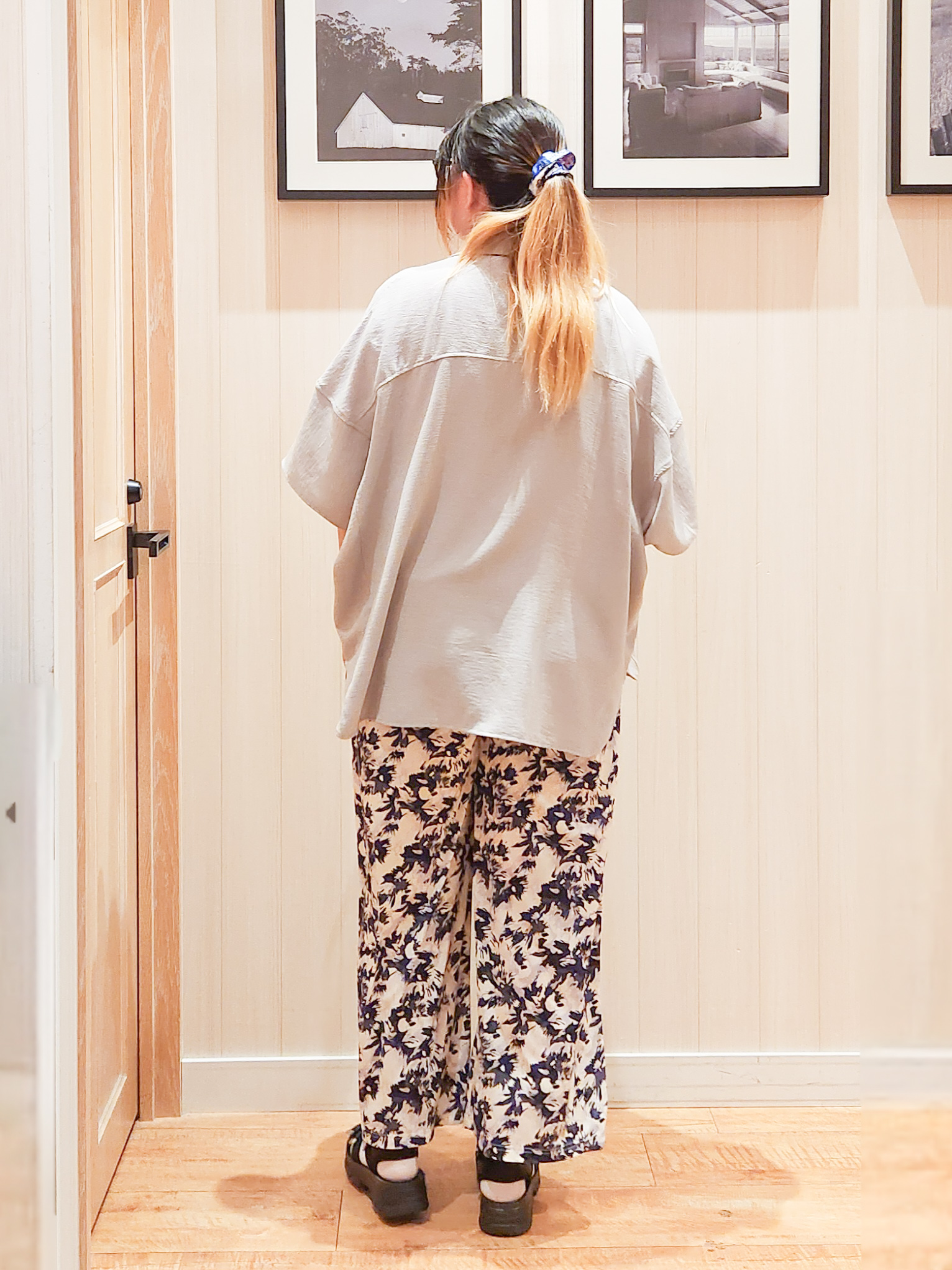 れーやんさんの「SHOO･LA･RUE｜【高レビュー/洗濯後しわになりにくい/体型カバー】きちんとゆるっと 大人の抜け感 ポンチョ風カラーシ」を使ったコーディネート