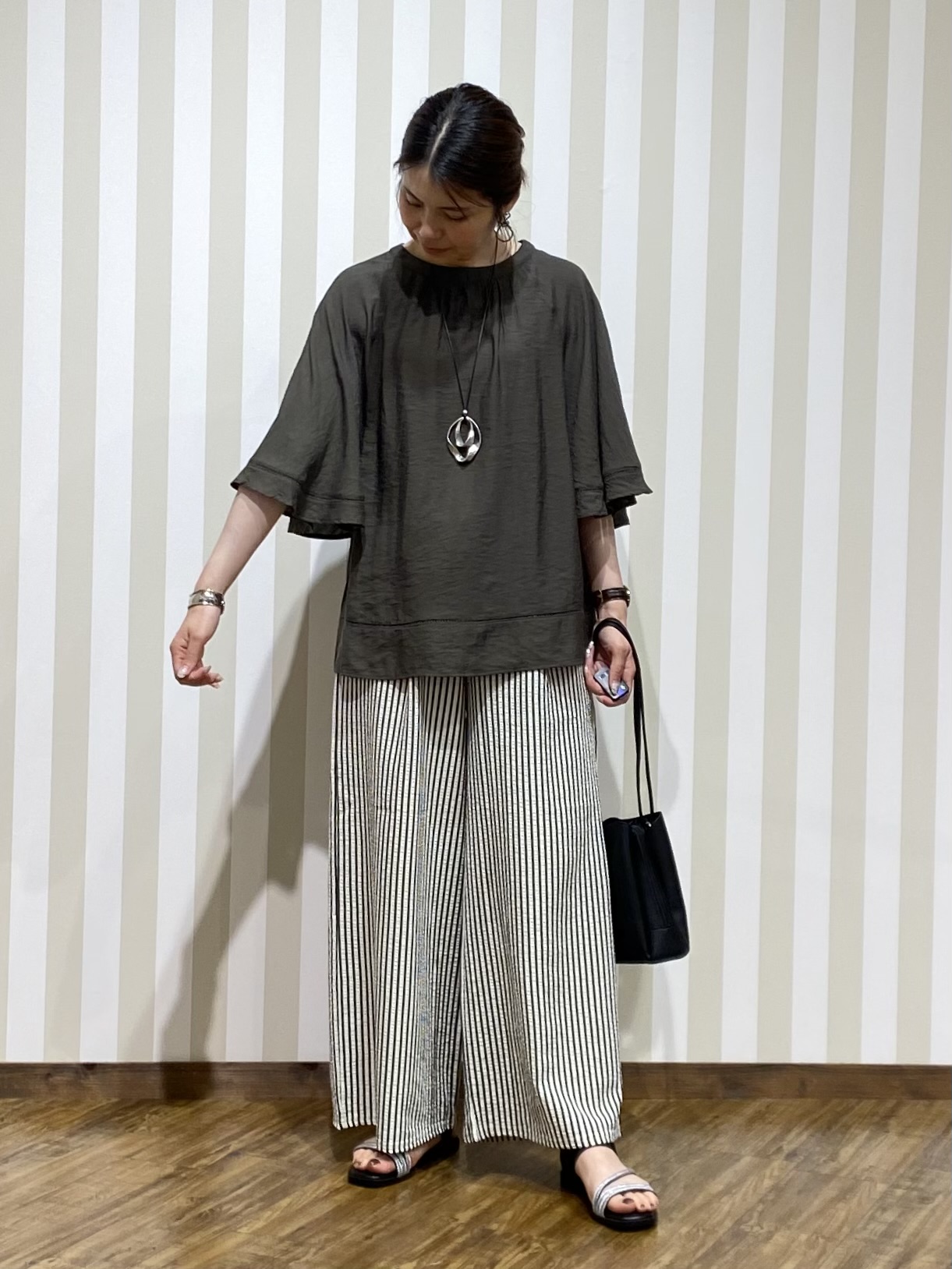 SAOさんの「SHOO･LA･RUE｜【ひんやり/S-LL/洗濯機可】体型カバー ふんわりスラブポンチョ風ブラウス」を使ったコーディネート