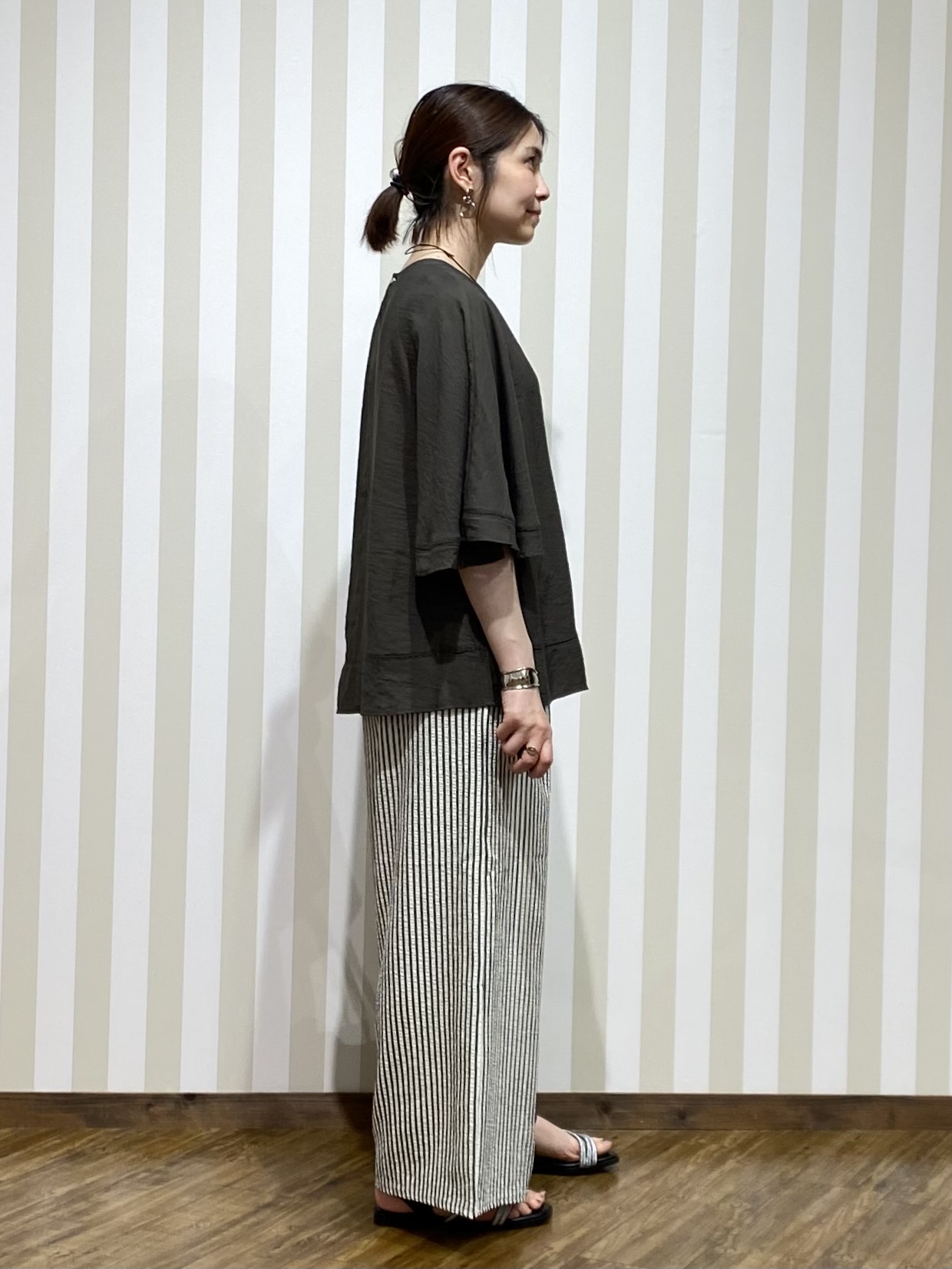 SAOさんの「SHOO･LA･RUE｜【ひんやり/S-LL/洗濯機可】体型カバー ふんわりスラブポンチョ風ブラウス」を使ったコーディネート