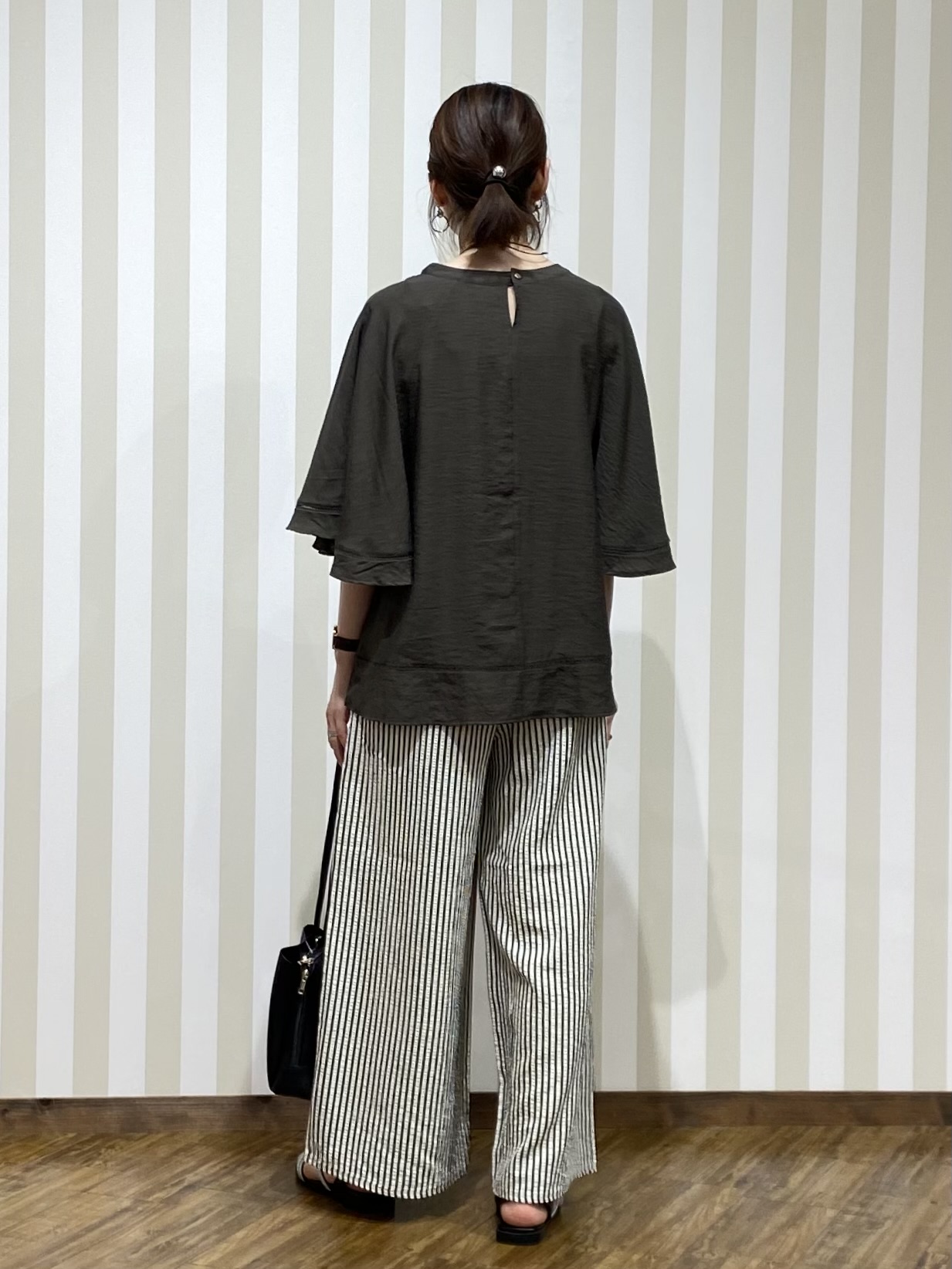 SAOさんの「SHOO･LA･RUE｜【ひんやり/S-LL/洗濯機可】体型カバー ふんわりスラブポンチョ風ブラウス」を使ったコーディネート