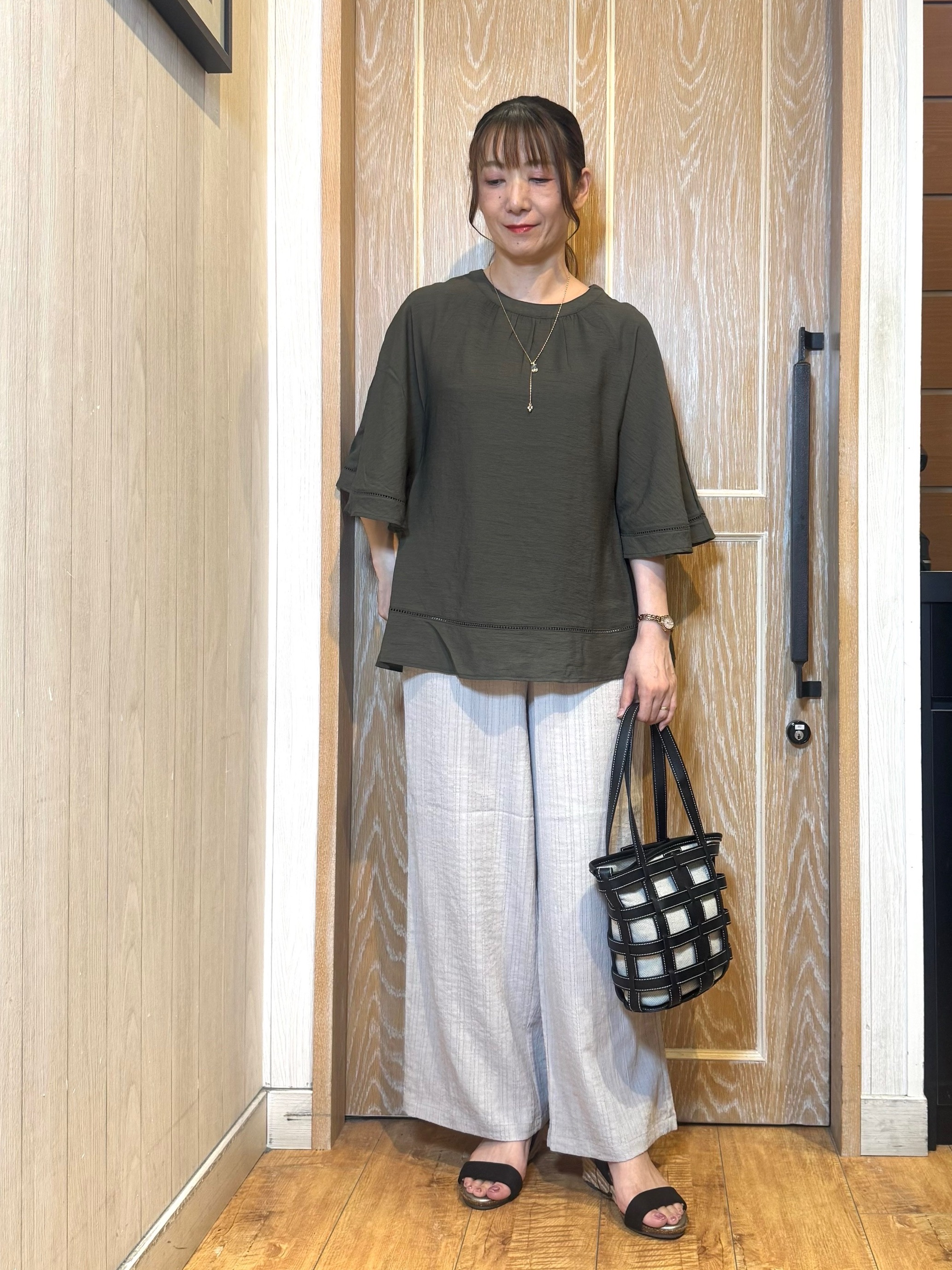 KAORIさんの「SHOO･LA･RUE｜【ひんやり/S-LL/洗濯機可】体型カバー ふんわりスラブポンチョ風ブラウス」を使ったコーディネート
