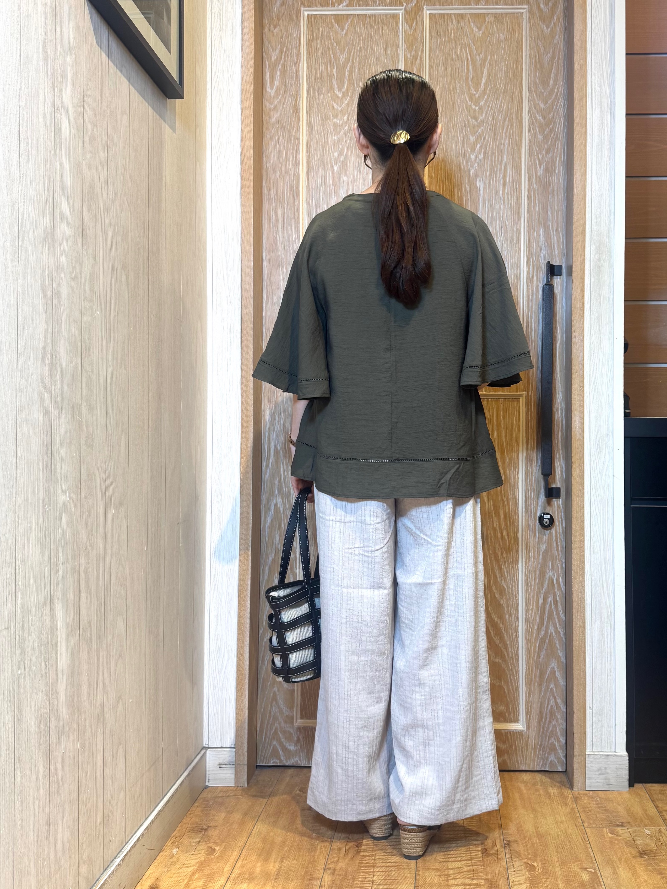 KAORIさんの「SHOO･LA･RUE｜【ひんやり/S-LL/洗濯機可】体型カバー ふんわりスラブポンチョ風ブラウス」を使ったコーディネート