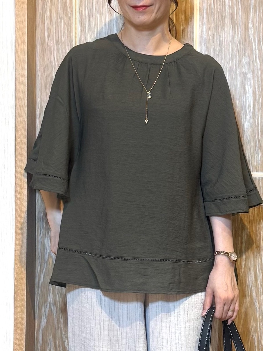 KAORIさんの「SHOO･LA･RUE｜【ひんやり/S-LL/洗濯機可】体型カバー ふんわりスラブポンチョ風ブラウス」を使ったコーディネート