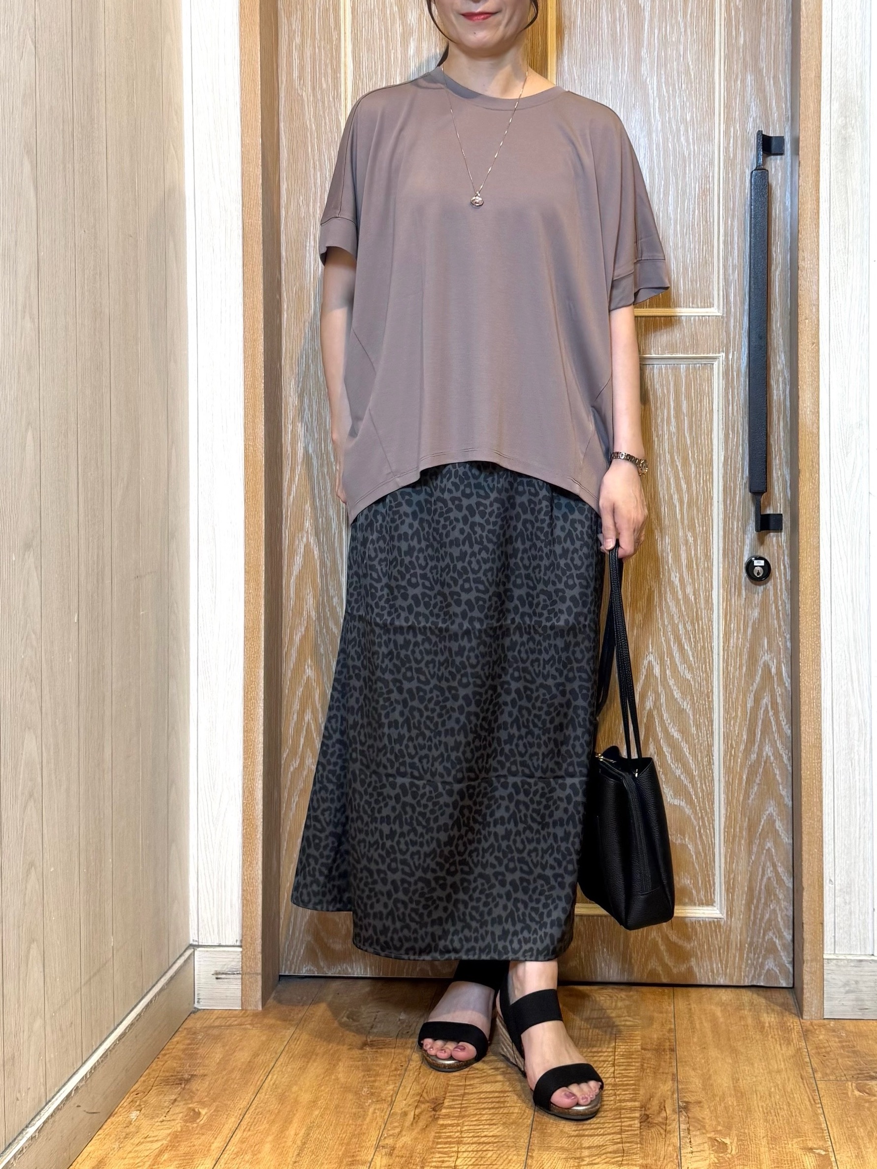 KAORIさんの「SHOO･LA･RUE｜【ひんやり/UV/S-LL/体型カバー】インせずゆるっと決まる ひやとろドルマンTシャツ」を使ったコーディネート