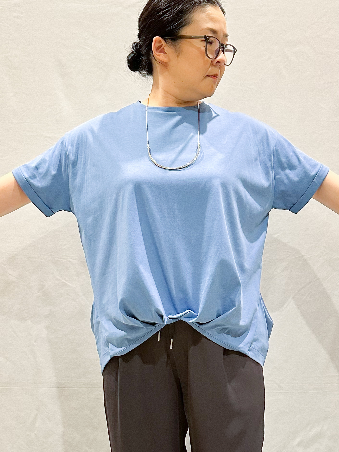 umeさんの「SHOO･LA･RUE｜【ひんやり/体型カバー/S-LL】インせず決まる フロントタックデザインTシャツ」を使ったコーディネート