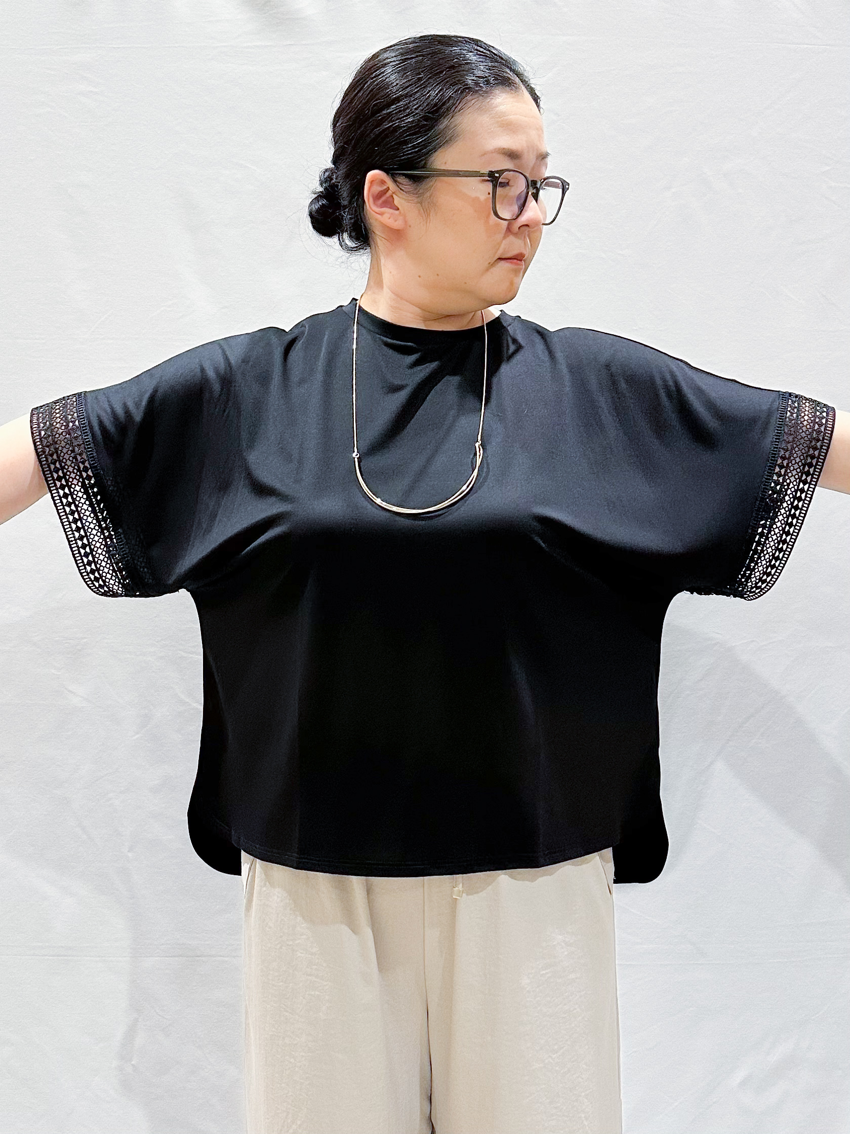 umeさんの「SHOO･LA･RUE｜【ひんやり/UV/体型カバー】ヒップ周りが隠せる ひんやりお袖レースTシャツ」を使ったコーディネート