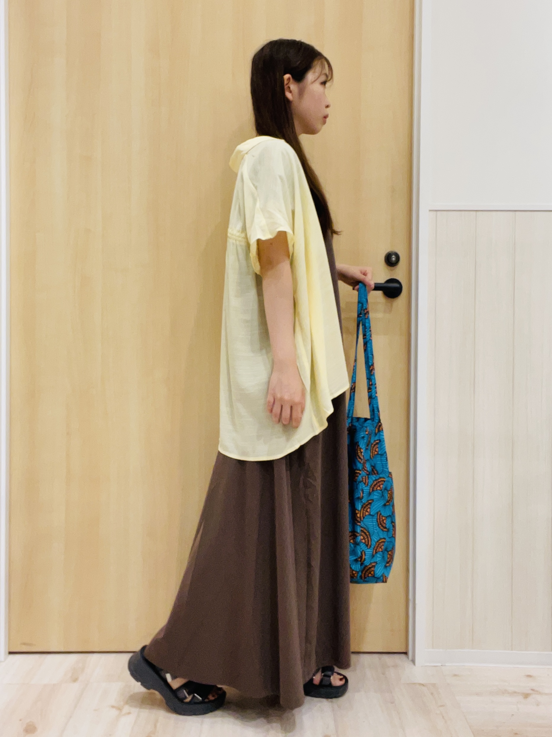 minamiさんの「SHOO･LA･RUE｜【ひんやり/UV】ほんのりシアーで上品な バックギャザーブラウス」を使ったコーディネート