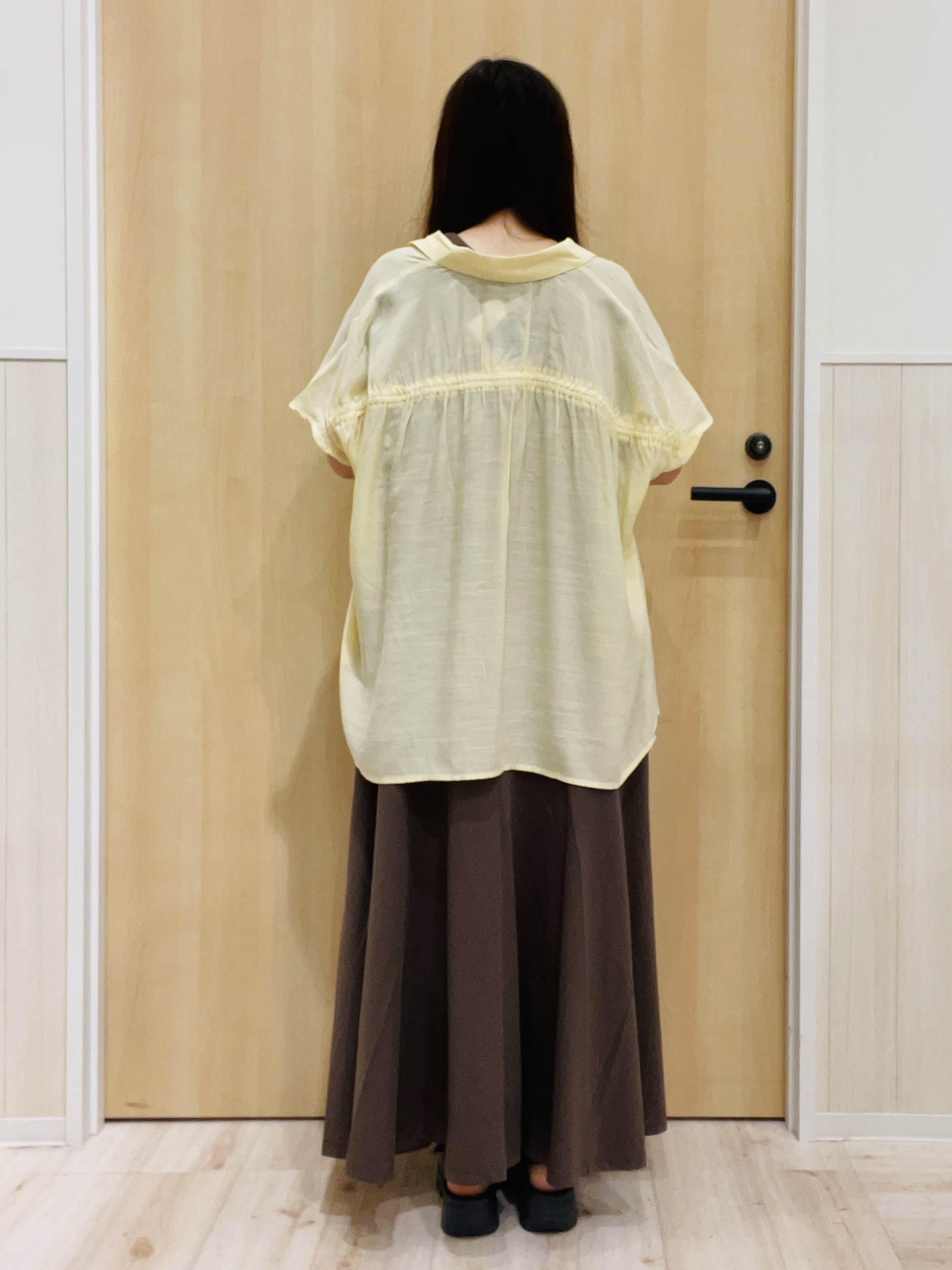 minamiさんの「SHOO･LA･RUE｜【ひんやり/UV】ほんのりシアーで上品な バックギャザーブラウス」を使ったコーディネート