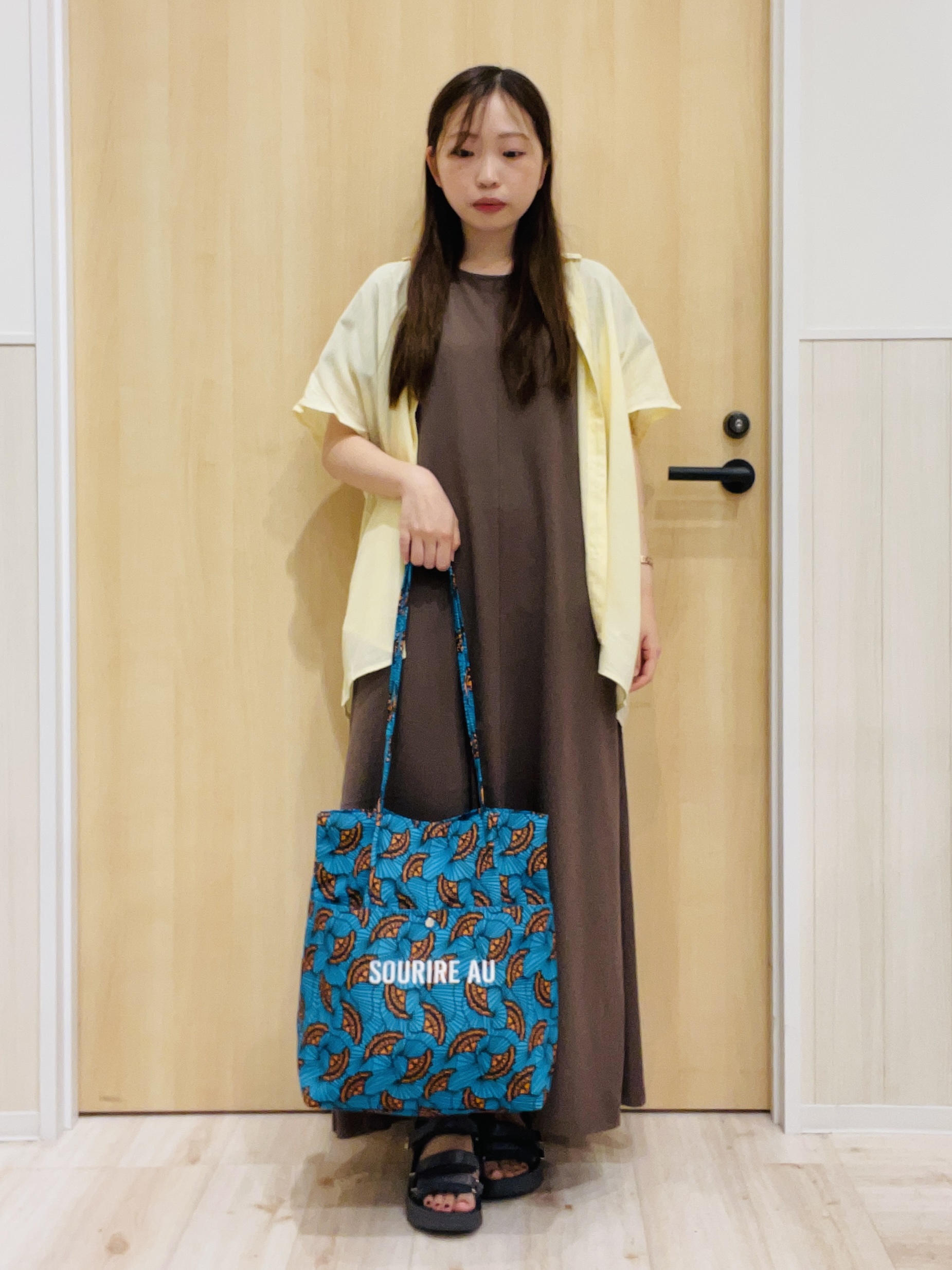 minamiさんの「SHOO･LA･RUE｜【ひんやり/UV】ほんのりシアーで上品な バックギャザーブラウス」を使ったコーディネート