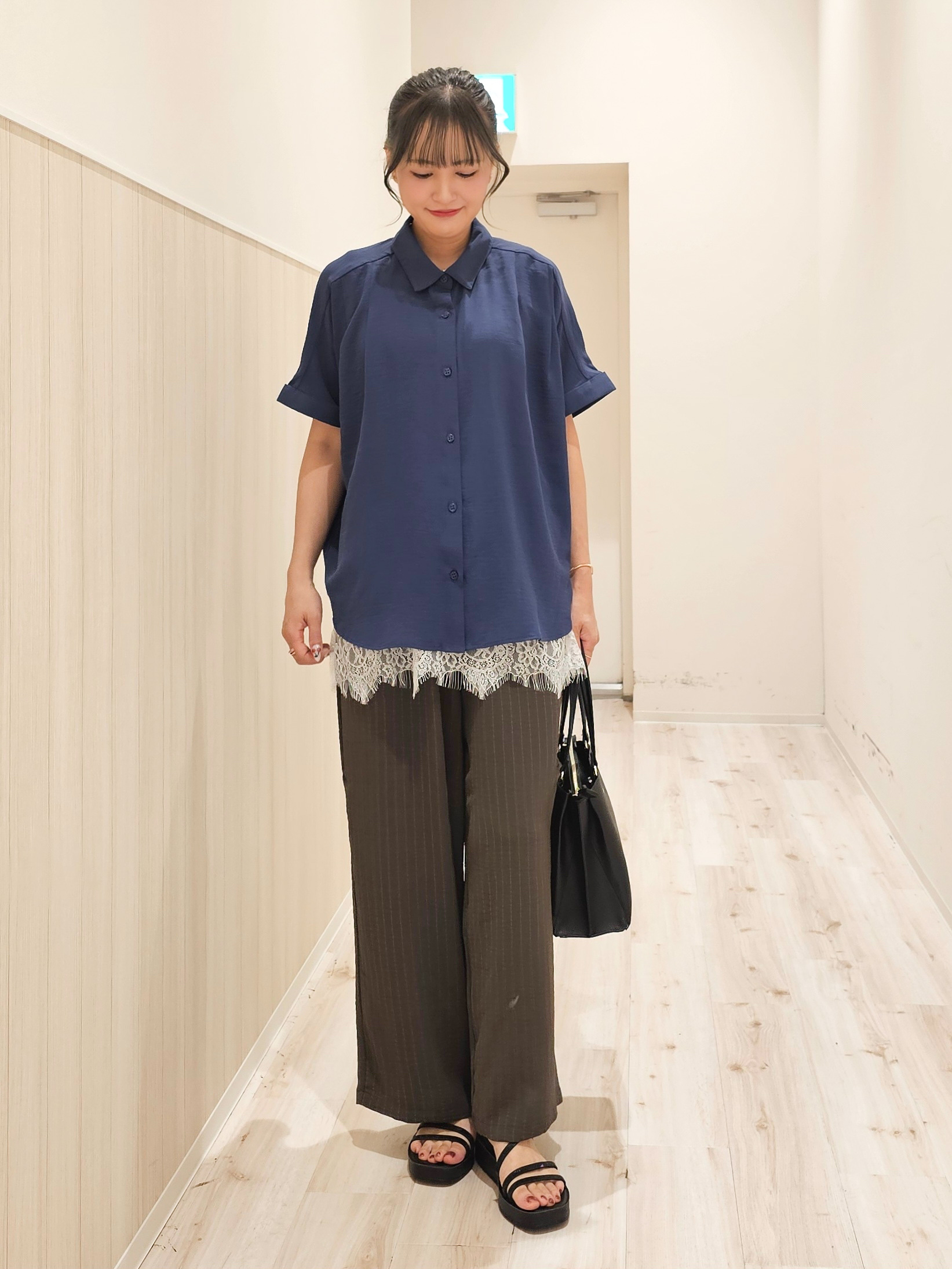 ゆゆさんの「SHOO･LA･RUE｜【ひんやり/洗濯後しわになりにくい/S-LL】着るだけでこなれ見え 二の腕も隠せるデザイン半袖シャツ」を使ったコーディネート