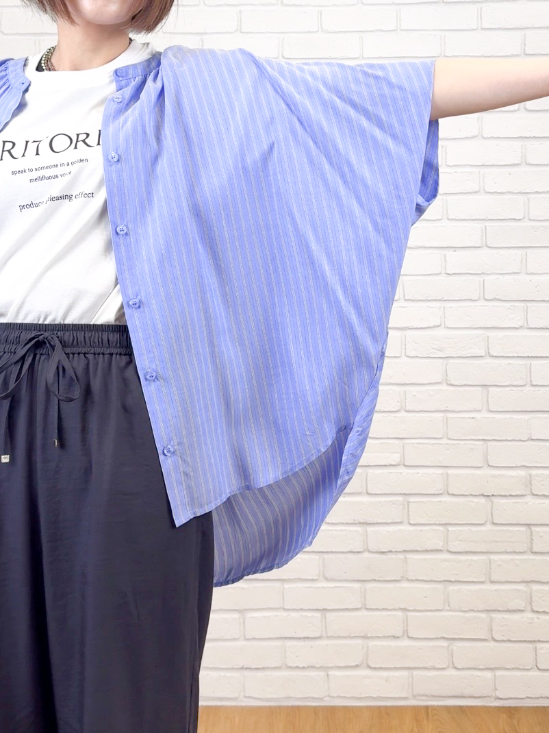 𝐜𝐡𝐢𝐤𝐚さんの「SHOO･LA･RUE｜【ひんやり/洗濯機可/体型カバー】二の腕隠れる ゆるっと襟ギャザーレーヨンブラウス」を使ったコーディネート
