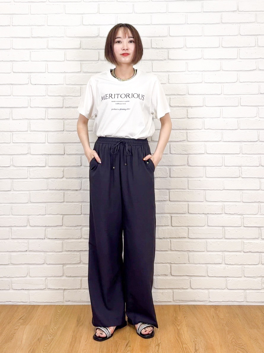 𝐜𝐡𝐢𝐤𝐚さんの「SHOO･LA･RUE｜【ひんやり/洗濯機可/体型カバー】二の腕隠れる ゆるっと襟ギャザーレーヨンブラウス」を使ったコーディネート