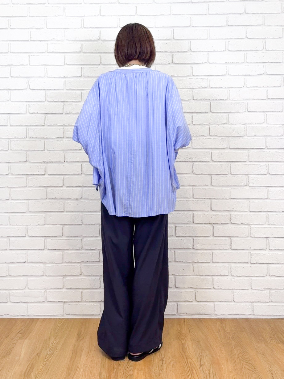 𝐜𝐡𝐢𝐤𝐚さんの「SHOO･LA･RUE｜【ひんやり/洗濯機可/体型カバー】二の腕隠れる ゆるっと襟ギャザーレーヨンブラウス」を使ったコーディネート