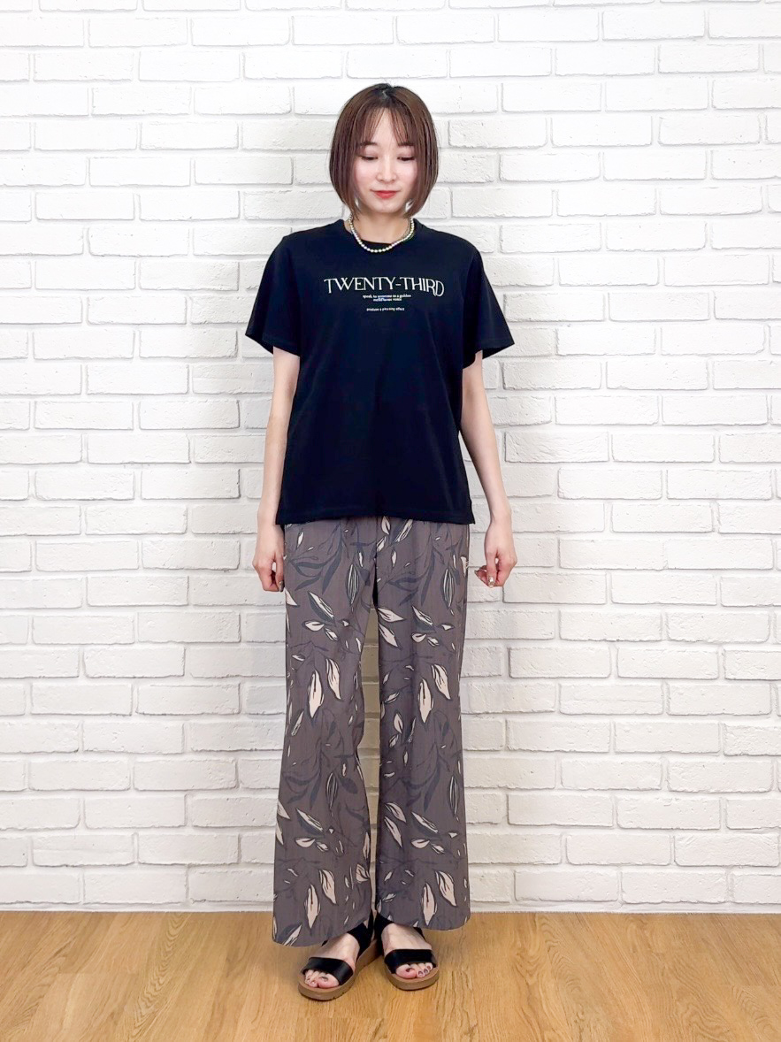 𝐜𝐡𝐢𝐤𝐚さんの「SHOO･LA･RUE｜【綿100%/ひんやり/S-LL/洗濯機可】選べる5柄 大人のベーシックカラープリントTシャツ」を使ったコーディネート