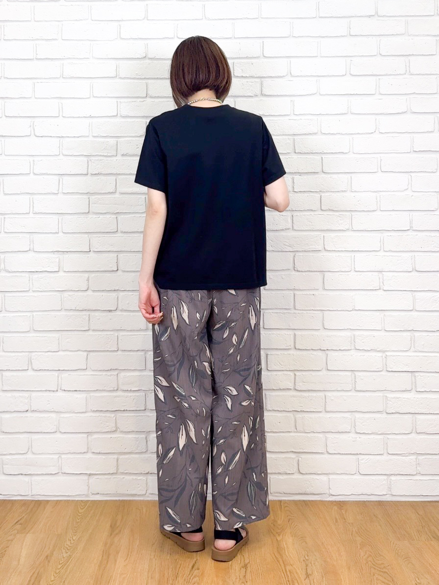 𝐜𝐡𝐢𝐤𝐚さんの「SHOO･LA･RUE｜【綿100%/ひんやり/S-LL/洗濯機可】選べる5柄 大人のベーシックカラープリントTシャツ」を使ったコーディネート