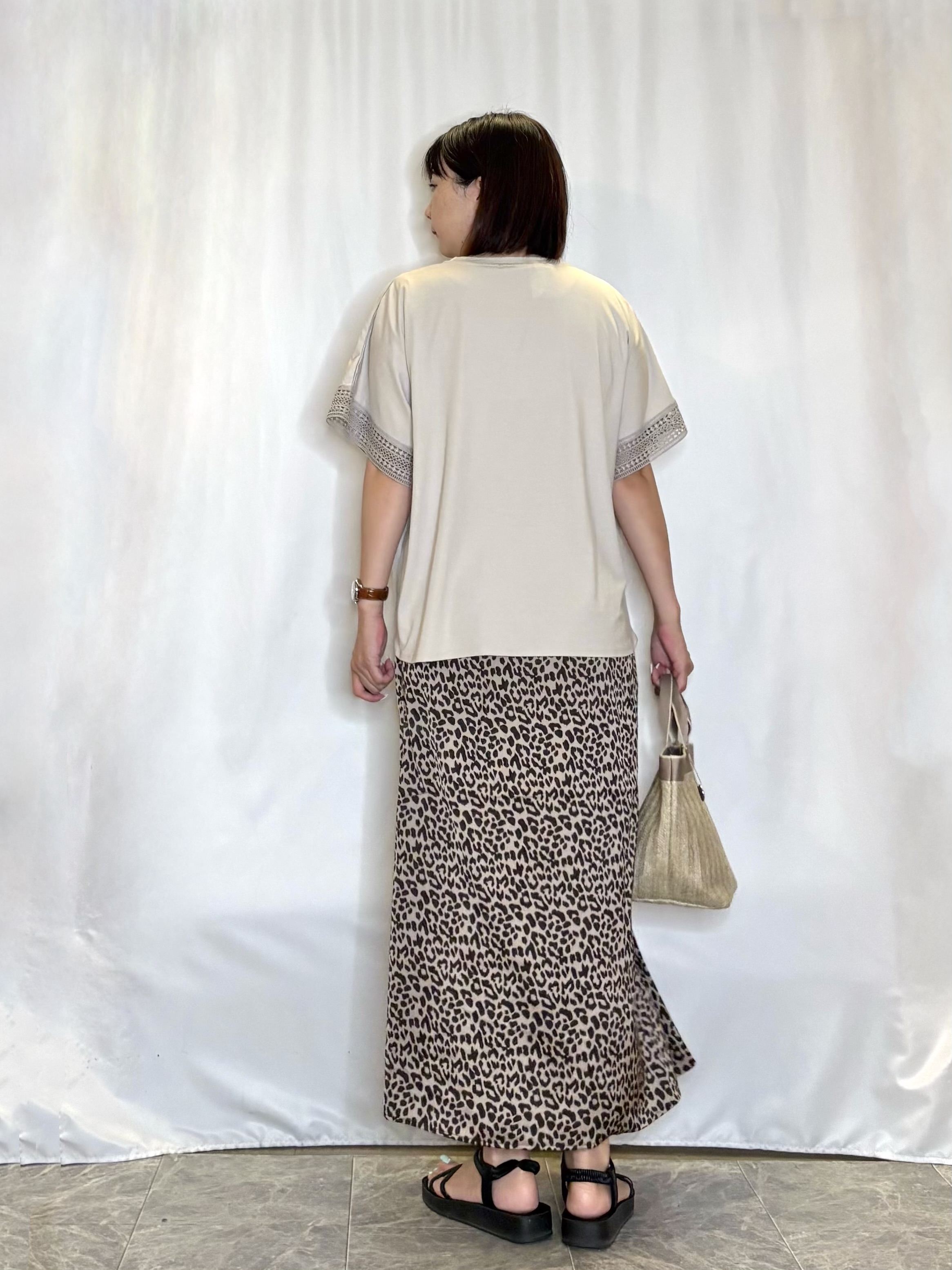 ネリさんの「SHOO･LA･RUE｜【ひんやり/UV/体型カバー】ヒップ周りが隠せる ひんやりお袖レースTシャツ」を使ったコーディネート