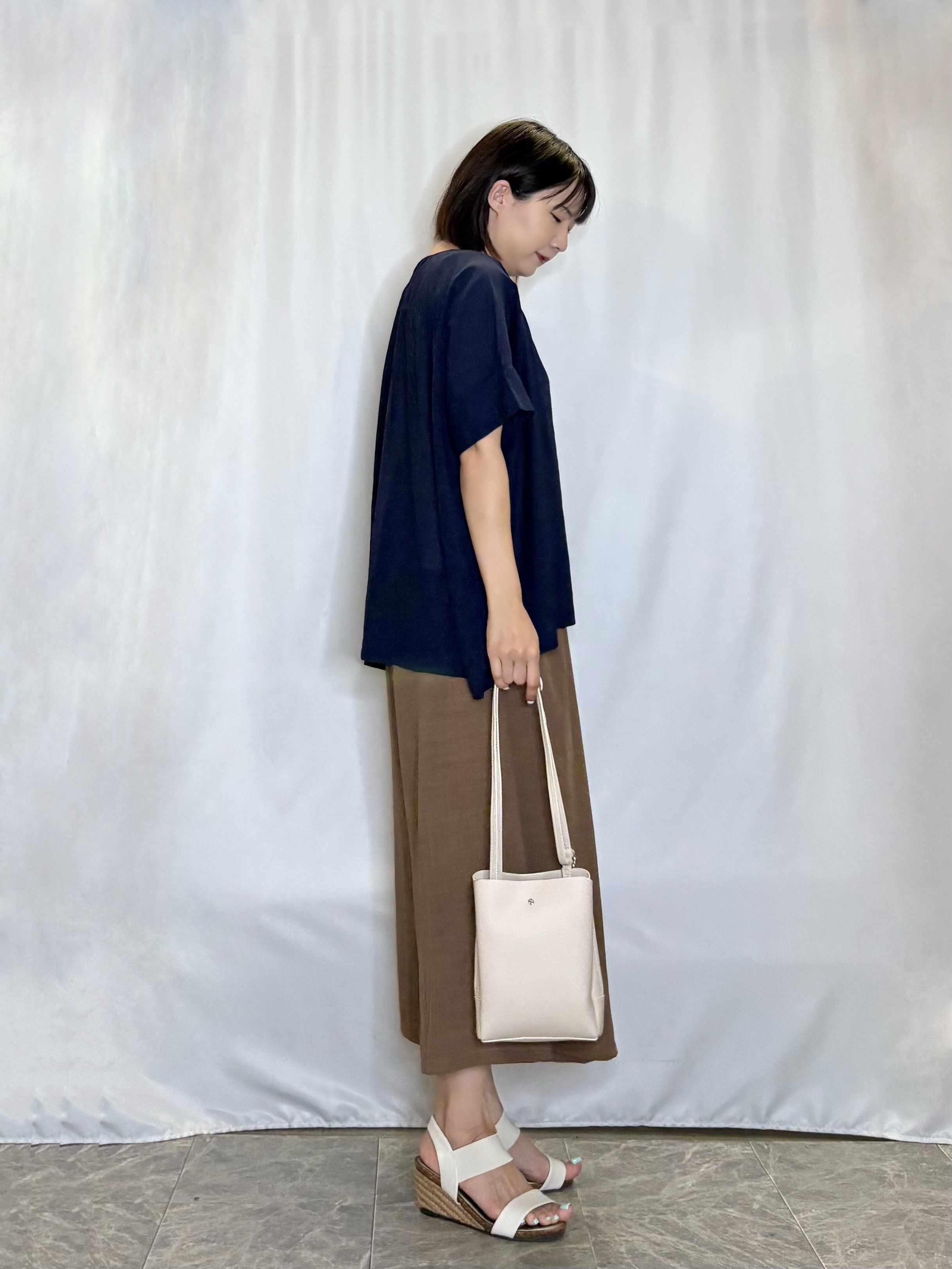 ネリさんの「SHOO･LA･RUE｜【2点セット/洗濯機可/インしないで着られる】リボン付きポンチョ風ブラウス＆タンクトップ」を使ったコーディネート